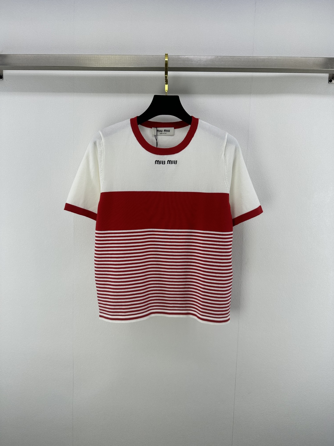 NO:430444,Miumi* new details 25 spring and summer new knitted round neck short sleeves official website synchronization Contrast color striped splicing design Classic letter logo embroidery embellishment Classic fashionable and versatile 1 color 3 code SML, miumiu, T-shirt, alexander wang19860909Miumi*上新细节 25 春夏新款针织圆领短袖 官网同步 撞色条纹拼接设计 经典字母logo刺绣点缀 经典时髦百搭 1色3码SML,,miumiu,T-shirt,alexander wang,Women's clothing
