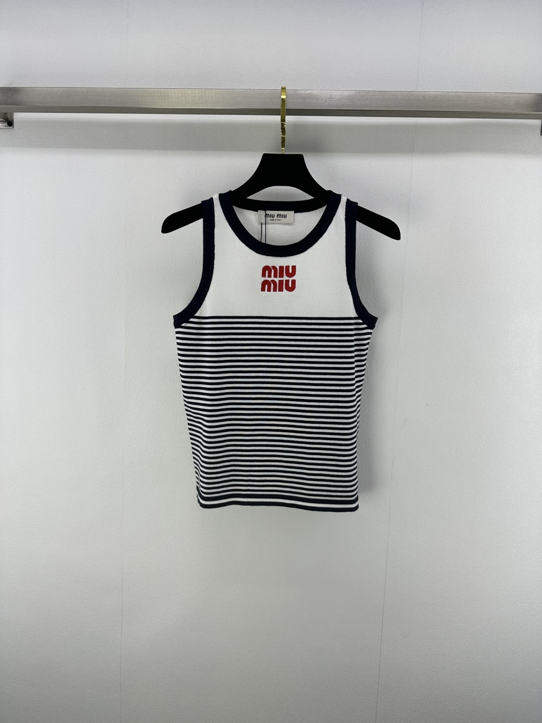 NO:430450,Miumi* new details 25 spring and summer new knitted round neck vest official website synchronization Intermediate color striped splicing design Classic letter logo contrast embroidery embellishment fashionable exquisite and versatile 1 color 3 code SML, miumiu, alexander wang19860909Miumi*上新细节 25 春夏新款针织圆领背心 官网同步 间色条纹拼接设计 经典字母logo撞色刺绣点缀 时髦精致百搭 1色3码SML,,miumiu,alexander wang,Women's clothing