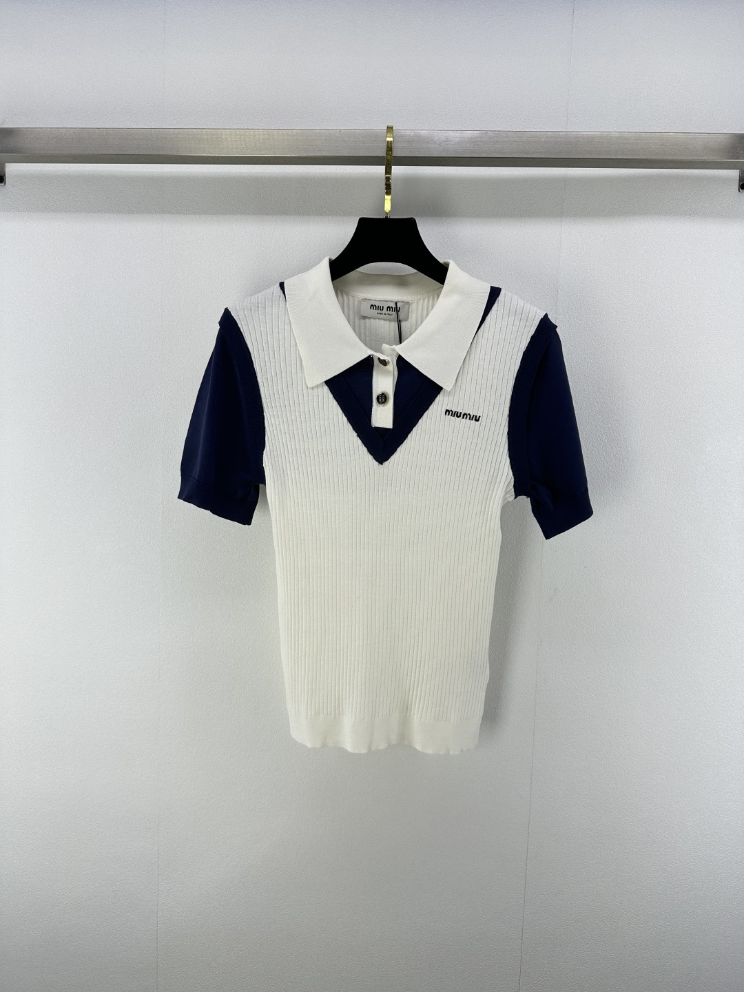 NO:431803,Miumi* new details 25 Summer new lapel contrasting short sleeves, spliced ​​vest style design, logo embroidery embellishment and embellishment, highlighting the high-end sense of outfit, full of college style, showing a relaxed tone, the first choice for fashionable outfits in all seasons!  2 color 3 code SML, miumiu, T-shirt, alexander wang19860909miumi*上新细节 25 夏季新款翻领撞色短袖 拼接背心款式设计 logo刺绣点缀修饰 凸显穿搭高级感 学院风满满 尽显松弛调性 四季时尚穿搭首选！ 2色3码SML,,miumiu,T-shirt,alexander wang,Women's clothing