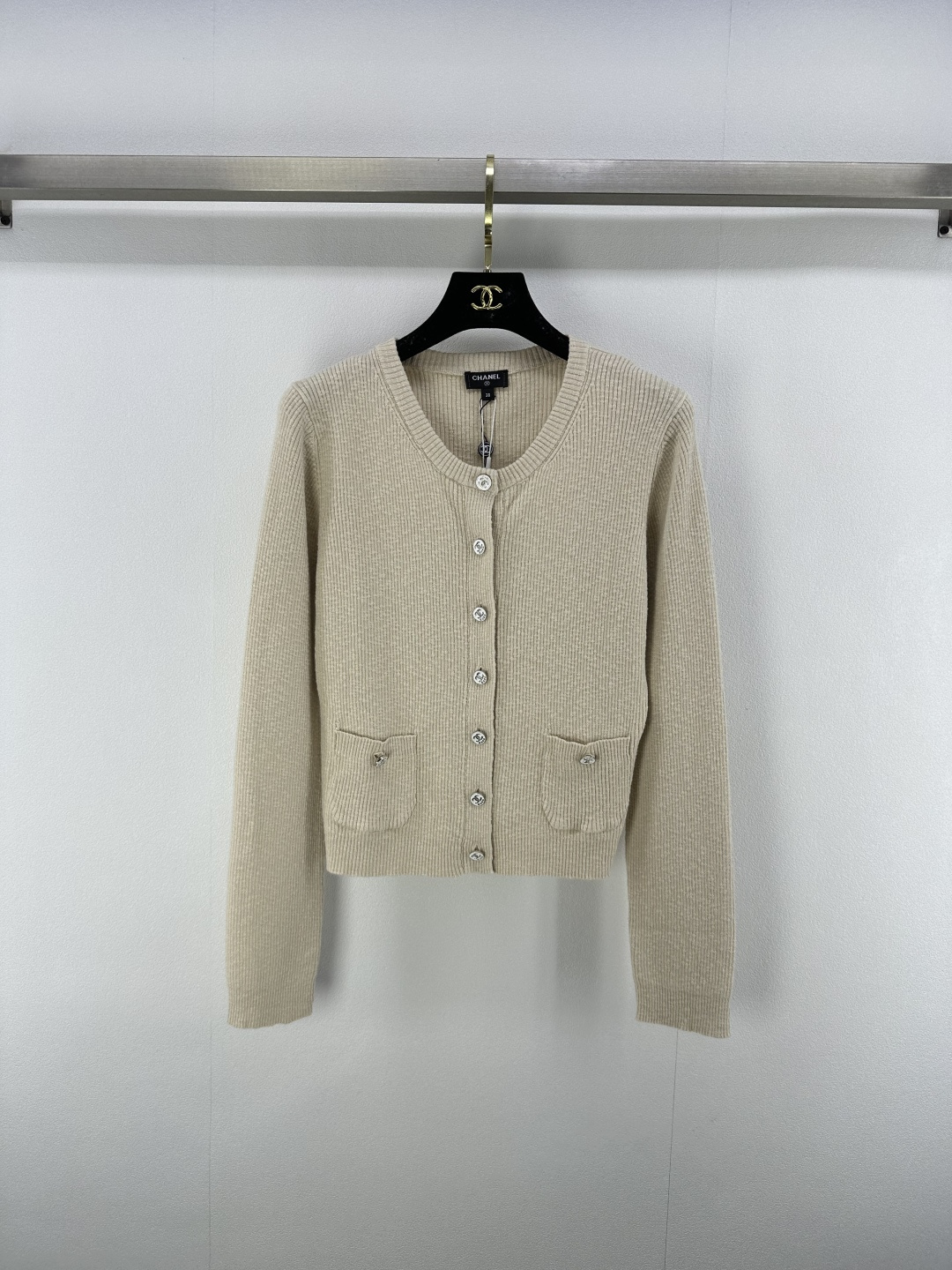 NO:431806,Chane* new details 25 Spring and Autumn new knitted round-neck cardigan, two-pocket decoration, yb open mold letter logo hardware button embellishment, high-end fashionable, exquisite and versatile 3 colors and 3 codes SML, chanel, alexander wang19860909Chane*上新细节 25 春秋新款针织圆领开衫 两口袋装饰 yb开模字母logo五金纽扣点缀 高级时髦精致百搭 3色3码SML,,chanel,alexander wang,Women's clothing