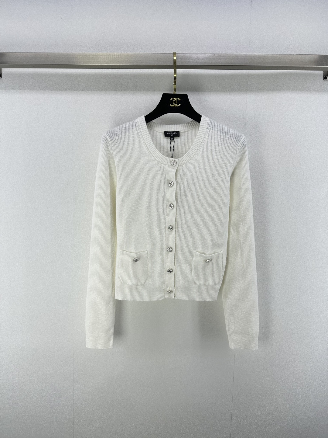 NO:431816,Chane* new details 25 Spring and Autumn new knitted round-neck cardigan, two-pocket decoration, yb open mold letter logo hardware button embellishment, high-end fashionable, exquisite and versatile 3 colors and 3 codes SML, chanel, alexander wang19860909Chane*上新细节 25 春秋新款针织圆领开衫 两口袋装饰 yb开模字母logo五金纽扣点缀 高级时髦精致百搭 3色3码SML,,chanel,alexander wang,Women's clothing