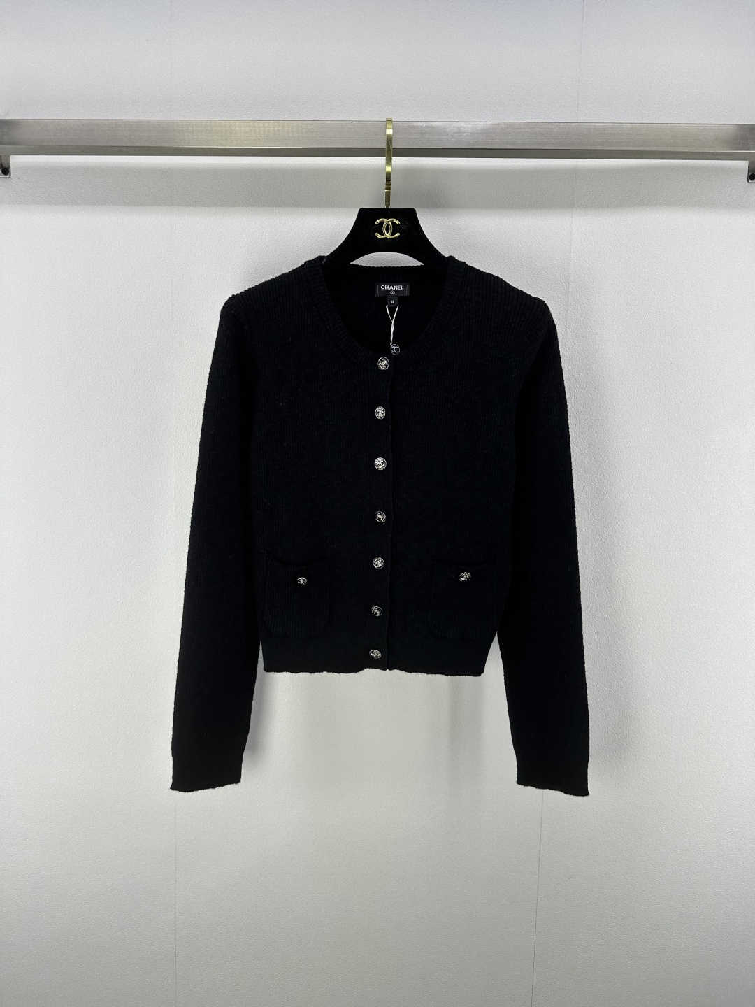 NO:431823,Chane* new details 25 Spring and Autumn new knitted round-neck cardigan, two-pocket decoration, yb open mold letter logo hardware button embellishment, high-end fashionable, exquisite and versatile 3 colors and 3 codes SML, chanel, alexander wang19860909Chane*上新细节 25 春秋新款针织圆领开衫 两口袋装饰 yb开模字母logo五金纽扣点缀 高级时髦精致百搭 3色3码SML,,chanel,alexander wang,Women's clothing