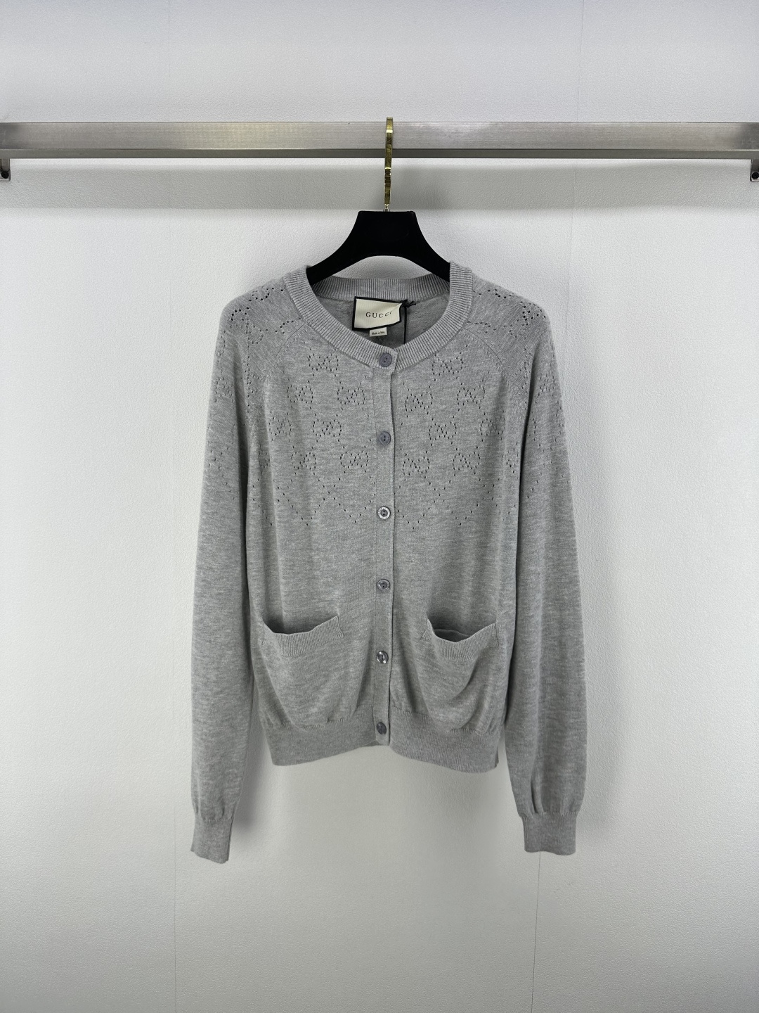 NO:431818,Gucc* new details 25 early autumn new hollow knitted round-neck cardigan, exquisite regular version, huge slimming on the upper body!  Customized the latest jacquard hollowing craftsmanship, low-key and luxurious!  A must-have item for fashionable things unlocks all outfits!  3 color 3 code SML, gucci, alexander wang19860909Gucc*上新细节 25早秋新品镂空针织圆领开衫 精致常规版型上身巨显瘦！定制最新提花镂空工艺 低调奢华！时髦精必备单品解锁所有穿搭！ 3色3码SML,,gucci,alexander wang,Women's clothing