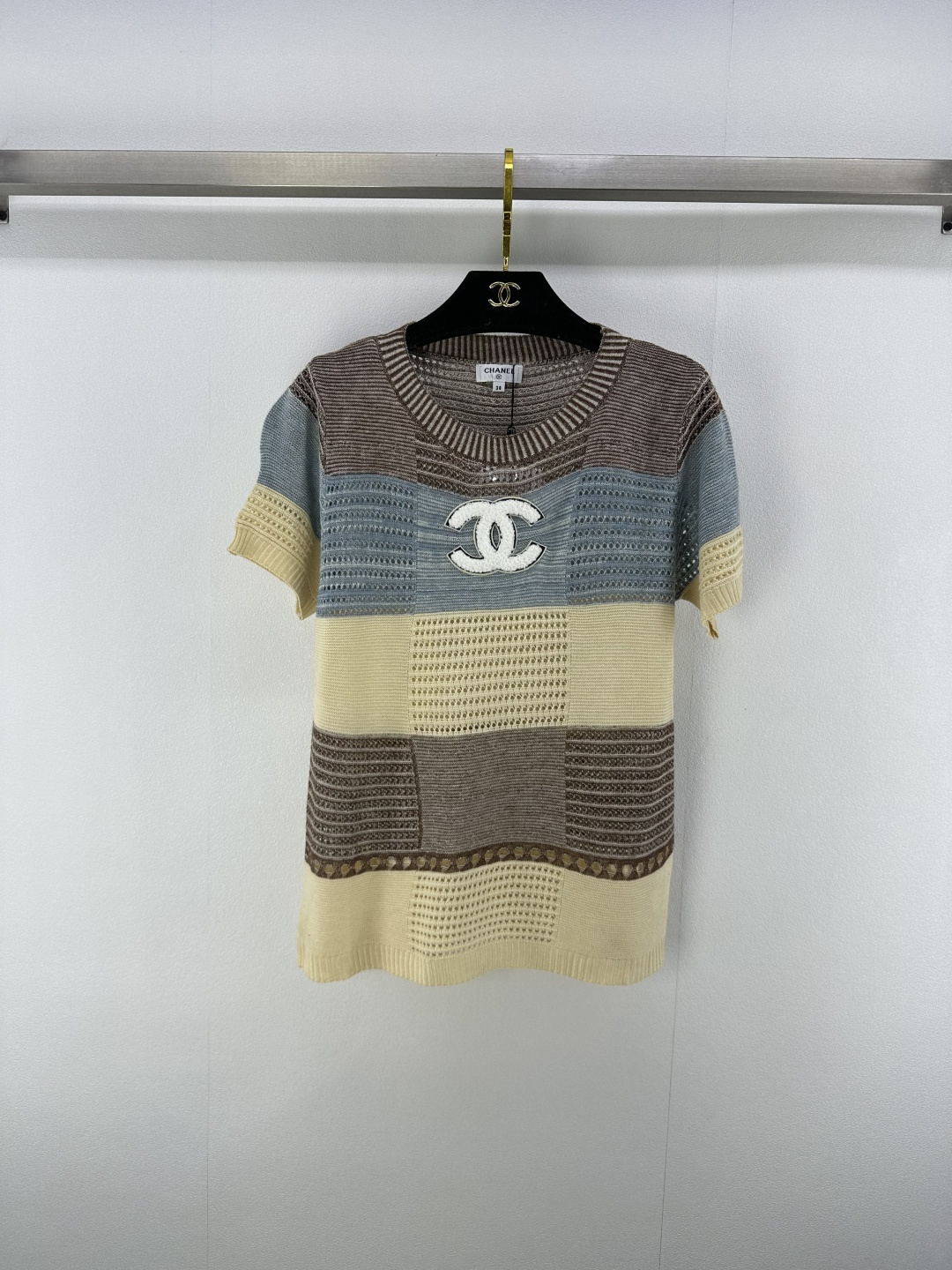 NO:431822,Chane* New Details 25 Spring and Summer Latest Colored Hollow Knit Round Neck Short Sleeves!  Customized blended yarn material Positioning logo Comfortable and stylish, relaxed and fashionable, hollowed-out texture of mesh, agile and hazy, sexy, stripes make dopamine more vibrant, simple and versatile upper body, loose style, modify elegant lines, a must-have fashion focus outfit for commuting, dating and vacation!  1 color 3 code SML, chanel, T-shirt, alexander wang19860909Chane* 上新细节 25 春夏最新彩色镂空针织圆领短袖！定制混纺纱线材质 定位logo 舒适有型 松弛时髦 通体网眼镂空肌理 灵动朦胧不失性感 条纹更显多巴胺活力 上身简约又百搭 宽松版型 修饰出优雅线条 通勤约会度假必备时尚焦点穿搭！ 1色3码SML,,chanel,T-shirt,alexander wang,Women's clothing