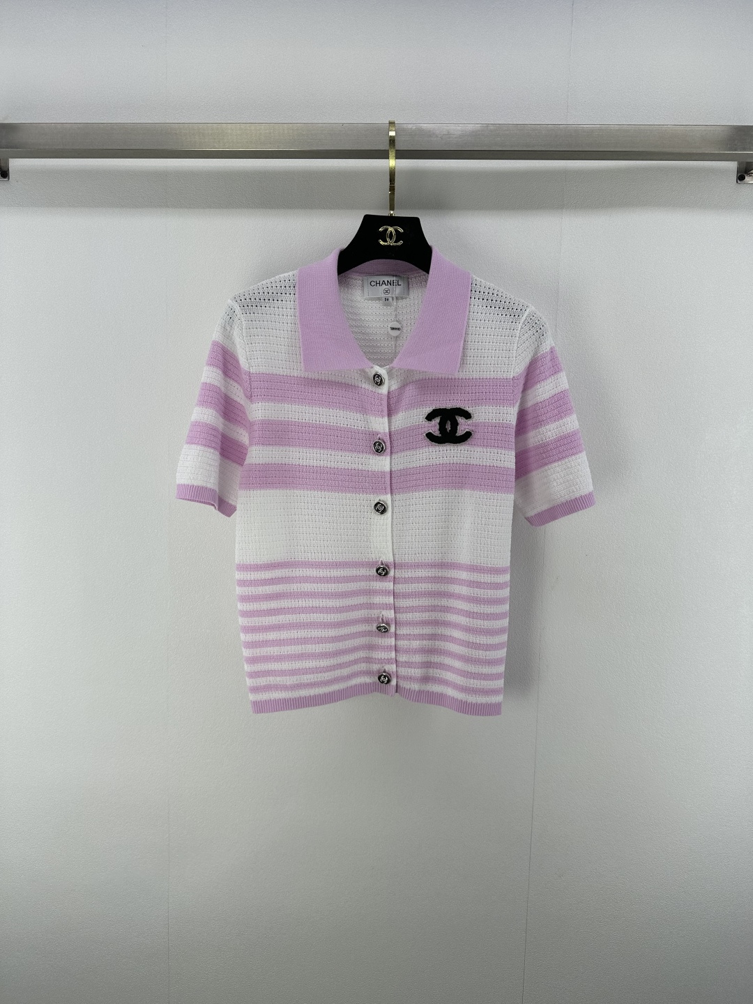 NO:431826,Chane* New details 25 New knitted hollow lapel cardigan short sleeves hollow ultra-thin breathable flocking double C three-dimensional logo full of fragrance!  Light and comfortable material, sweet and elegant temperament, 2 colors and 3 sizes SML, chanel, T-shirt, alexander wang19860909Chane*上新细节 25 新款针织镂空翻领开衫短袖 镂空超薄透气 植绒双C立体标志满满小香风！材质轻薄舒适,甜美气质名媛 2色3码SML,,chanel,T-shirt,alexander wang,Women's clothing