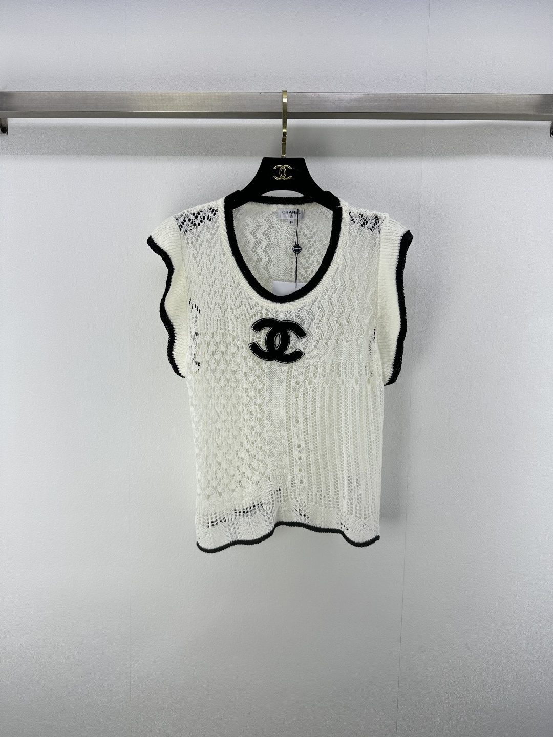 NO:431830,New details on Chane* 25 New summer round neck vest with exquisite contrasting collar outlines elegant lines The iconic double C logo is low-key and luxurious, highlighting the brand style. The ruffled decoration is lively and playful, adding a soft atmosphere to the overall look. Whether it is matched with simple trousers to create a capable commuting style or a romantic and elegant combination with half-body, you can easily control it. 1 color 3 size SML, chanel, alexander wang19860909Chane*上新细节 25 夏季新款圆领背心搭配精致的撞色领口 勾勒出优雅线条 标志性双C logo低调而奢华 彰显品牌格调 荷叶边装饰灵动俏皮 为整体造型增添柔美气息 无论是搭配简约长裤打造干练通勤风 还是与半身组合展现浪漫优雅范 都能轻松驾驭 1色3码SML,,chanel,alexander wang,Women's clothing