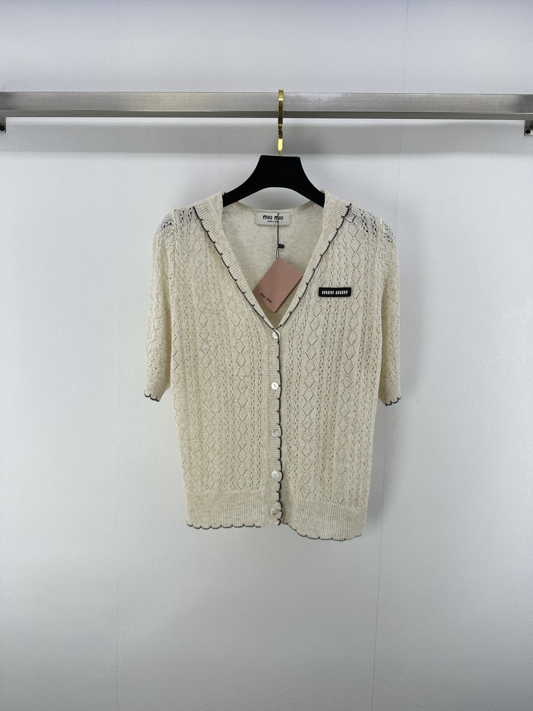 NO:431834,Miumi* new details 25 Summer new v-neck hollow knitted cardigan short sleeves, contrasting color knitted simple design but very pleasing!  It has a retro and fashionable feeling and awesome design!  White and rich beauty must have versatile items 1 color 3 code SML, miumiu, T-shirt, alexander wang19860909Miumi*上新细节 25 夏季新款v领镂空针织开衫短袖,撞色编织简约设计却很耐看！自带复古时髦感 设计感绝绝子！白富美必备百搭单品 1色3码SML,,miumiu,T-shirt,alexander wang,Women's clothing