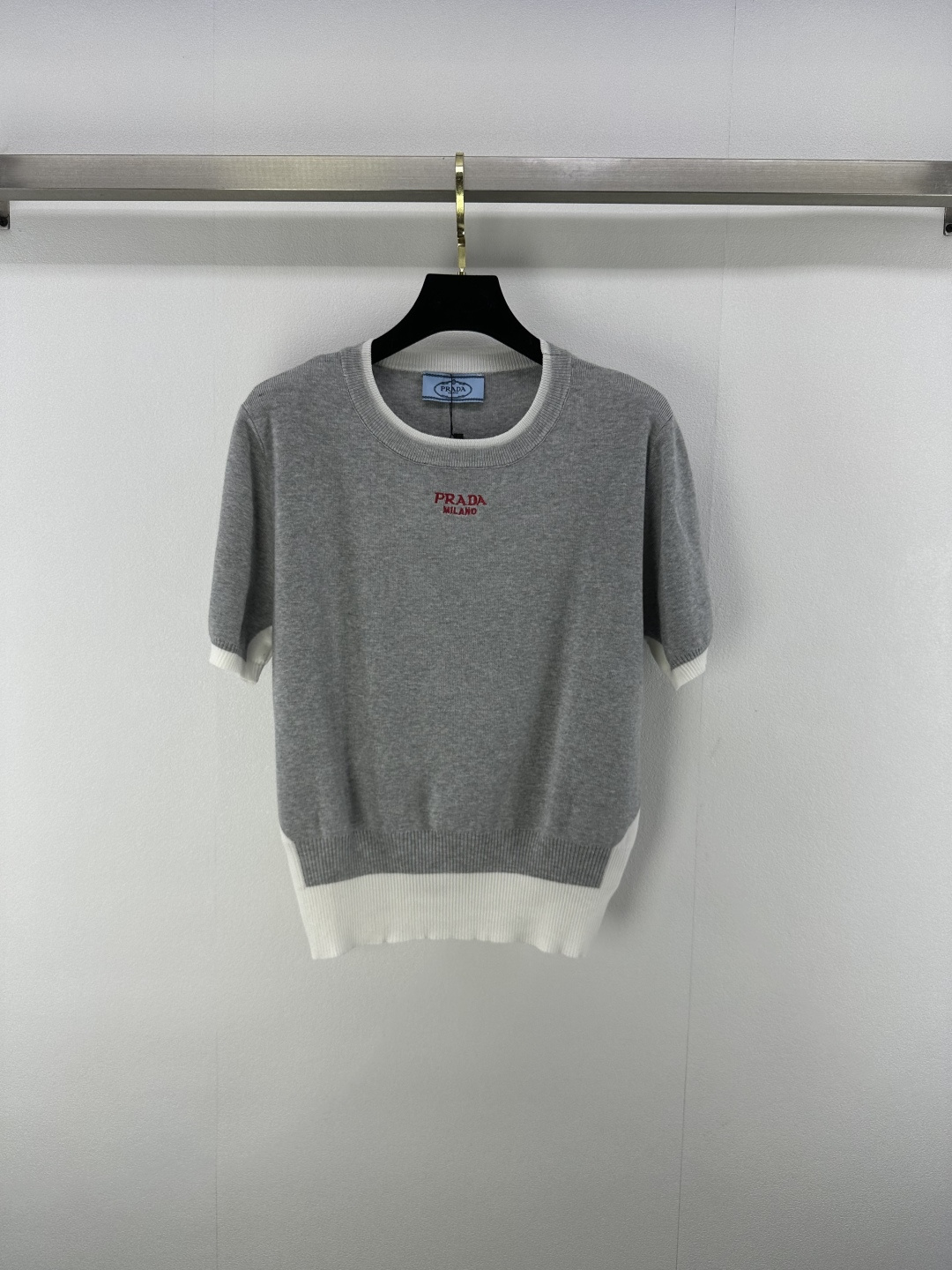 NO:431838,New details on Prad* 25 Early spring new knitted round neck embroidered short sleeves Fake two-piece design Classic letter logo jacquard embellishment Youth college style Fashionable and everyday versatile 2 colors 3 codes SML, prada, T-shirt, alexander wang19860909Prad*上新细节 25 早春新款针织圆领刺绣短袖 假两件设计 经典字母logo提花点缀 青春学院风 时髦日常百搭 2色3码SML,,prada,T-shirt,alexander wang,Women's clothing