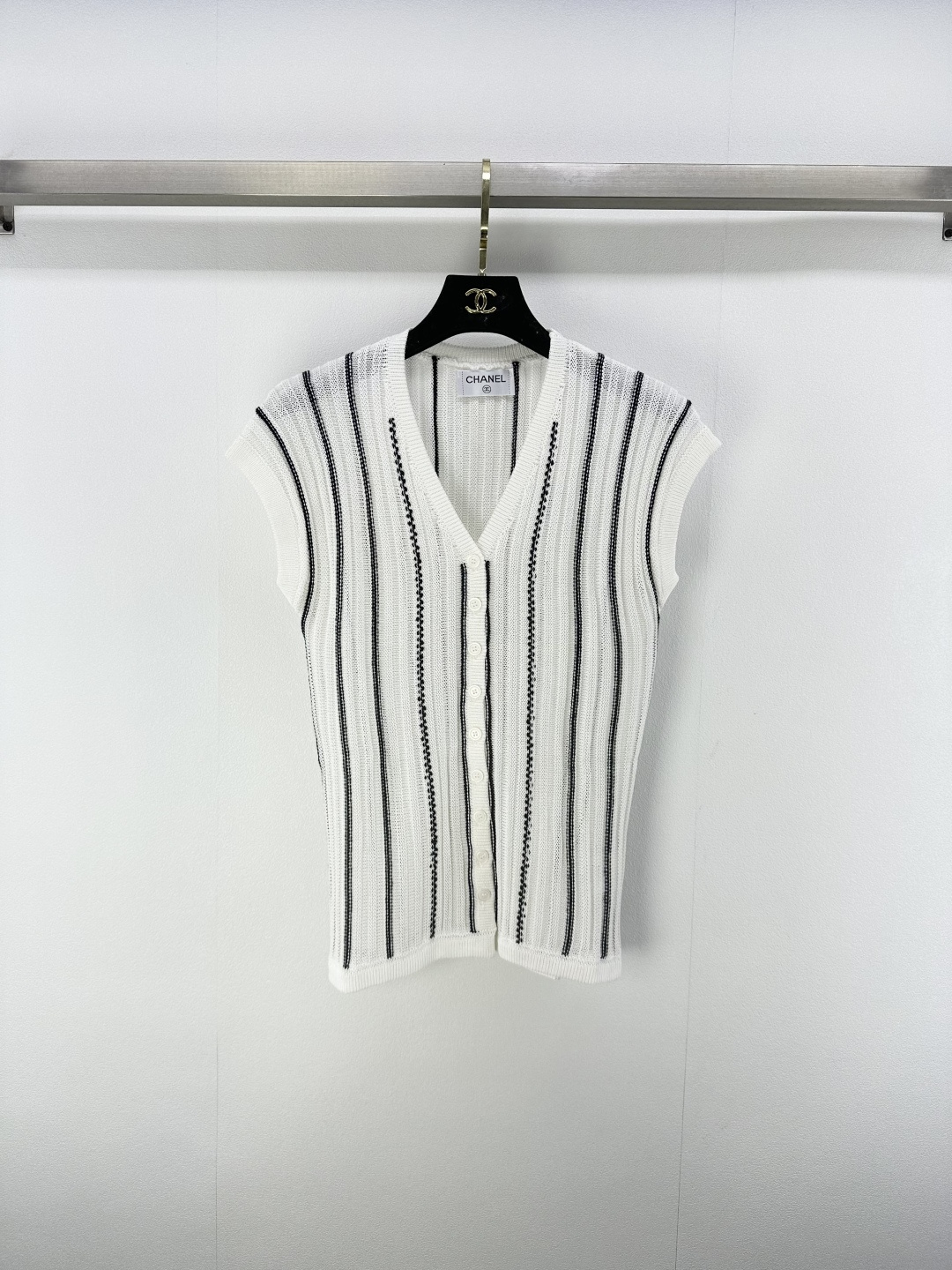 NO:433499,Chane* new details 25 new summer v-neck knitted vest custom YB wool yarn weaving low-key and noble!  A slightly waist-hugging V-neck design, a lazy and rich feeling for single wear, layered white T immediately get the intellectual atmosphere, paired with suit pants, skirts, jeans and all the high-end feel is full~ 2 colors and 3 sizes SML, chanel, skirts, jeans, business suit, alexander wang19860909Chane*上新细节 25 夏季新款v领针织背心 定制YB羊毛纱线织造 低调又贵气感！微微收腰的V领设计, 单穿妥妥慵懒千金感,叠穿白T立马get知识分子氛围感,搭配西装裤或半裙、牛仔裤都高级感拉满～ 2色3码SML,,chanel,skirts,jeans,business suit,alexander wang,Women's clothing