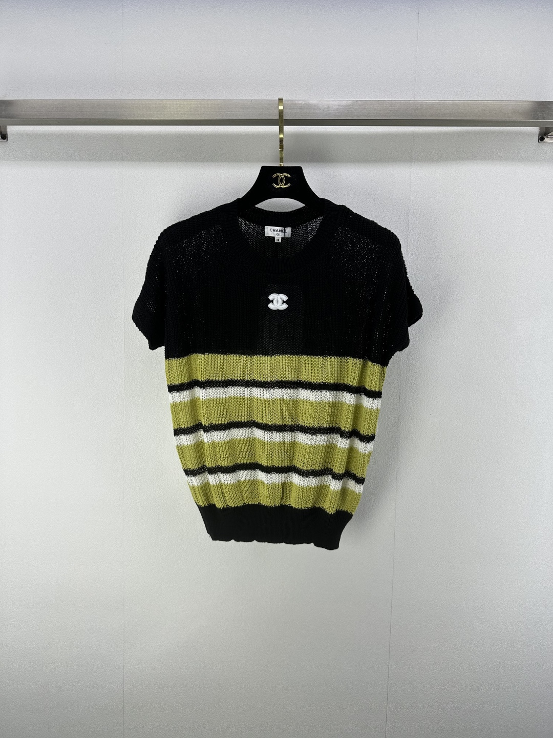 NO:433913,Chane* new details 25 New summer new round neck knitted tucked vest custom YB imported yarn weaving, comfortable texture, delicate skin-friendly, knitted vest top cut, crochet texture all over the body, contrasting double C on the chest presents an elegant style, elastic and tighter, more delicate, slim outfit, highlighting the light luxury and fashionable temperament, single-fitting and layering, the first choice for fashion outfits in all seasons, 1 color, 3 size SML, chanel, alexander wang19860909Chane*上新细节 25 夏季新款新品圆领针织收口背心 定制YB进口纱线织造 质感舒适 亲肤细腻 针织背心上衣剪裁 通体利用竖坑条钩针肌理交织 胸口撞色双C呈现优雅格调 弹性松紧更显精致 穿搭显瘦 凸显轻奢时髦气质 单穿叠穿均可 四季时尚穿搭首选 1色3码SML,,chanel,alexander wang,Women's clothing