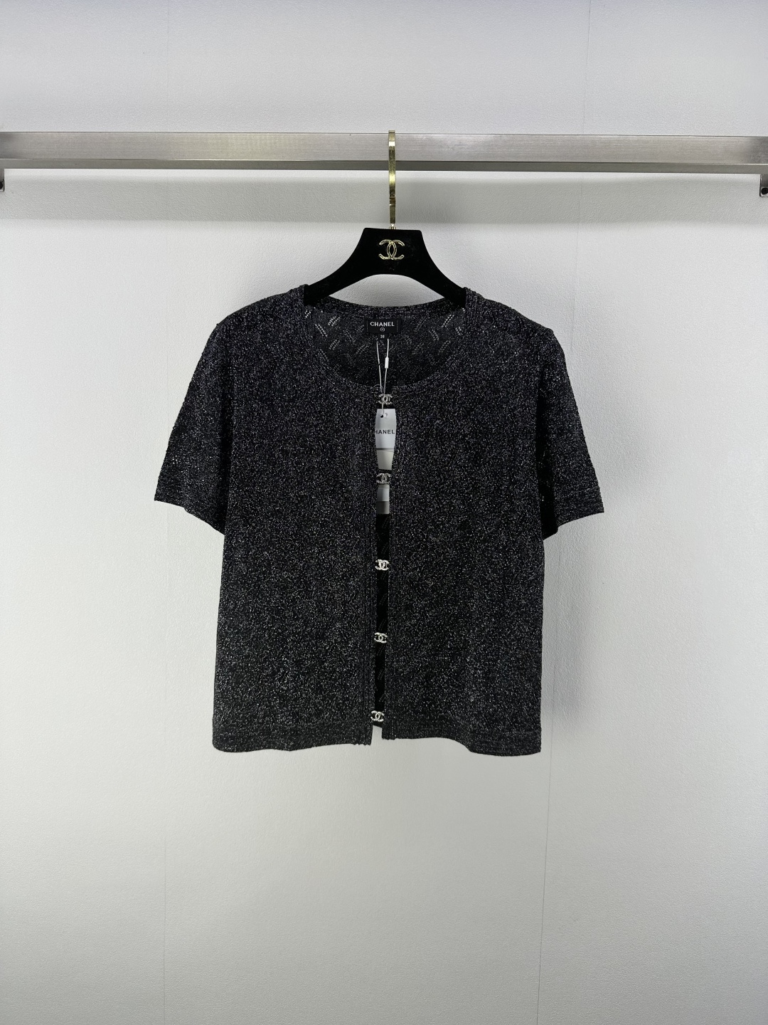 NO:432638,Chane* new details 25 New summer knitted round neck buckle cardigan with delicate texture, soft luster, skin-friendly touch, comfortable and textured Classic round neck, neat short sleeves, simple and elegant Diamond hollowed-out pattern, iconic double C buttons, metallic luster, low-key luxury, illuminate overall shape, 2 colors, 3 codes, SML, chanel, T-shirt, alexander wang19860909Chane*上新细节 25 夏季新款针织圆领挂扣开衫 自带细腻纹理 光泽柔和 触感亲肤 舒适又显质感 经典圆领 利落短袖 简约大方 菱形镂空纹路 标志性双C纽扣 金属光泽温润 低调彰显奢华 点亮整体造型 2色3码SML,,chanel,T-shirt,alexander wang,Women's clothing