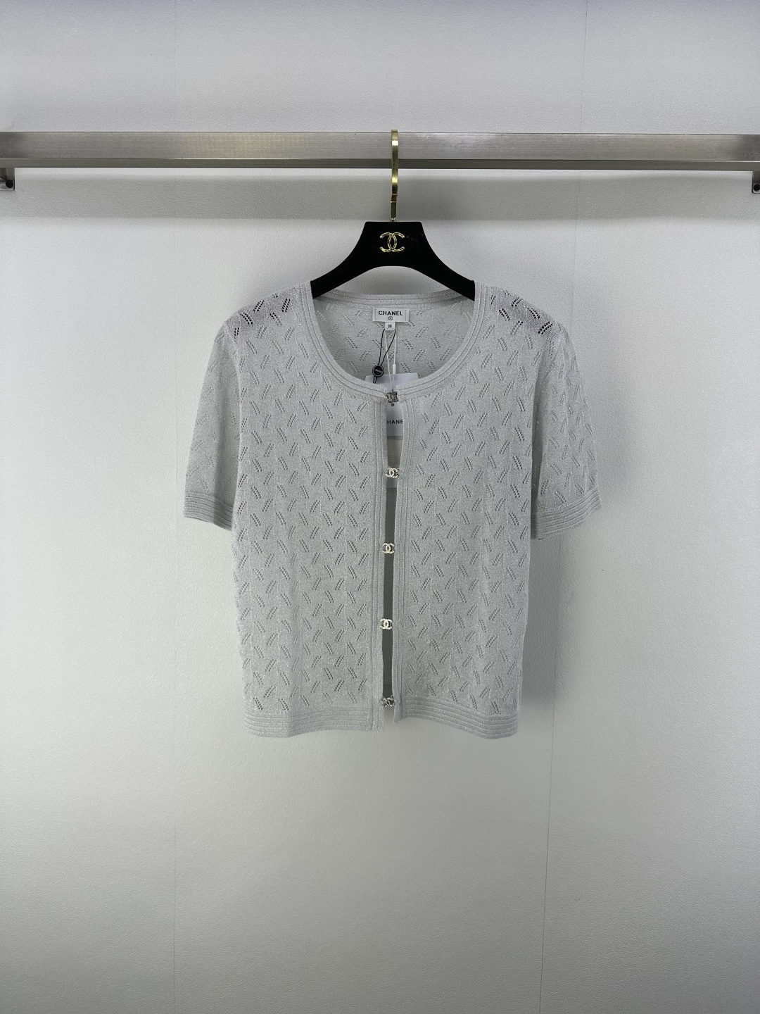 NO:432642,Chane* new details 25 New summer knitted round neck buckle cardigan with delicate texture, soft luster, skin-friendly touch, comfortable and textured Classic round neck, neat short sleeves, simple and elegant Diamond hollowed-out pattern, iconic double C buttons, metallic luster, low-key luxury, illuminate overall shape, 2 colors, 3 codes, SML, chanel, T-shirt, alexander wang19860909Chane*上新细节 25 夏季新款针织圆领挂扣开衫 自带细腻纹理 光泽柔和 触感亲肤 舒适又显质感 经典圆领 利落短袖 简约大方 菱形镂空纹路 标志性双C纽扣 金属光泽温润 低调彰显奢华 点亮整体造型 2色3码SML,,chanel,T-shirt,alexander wang,Women's clothing