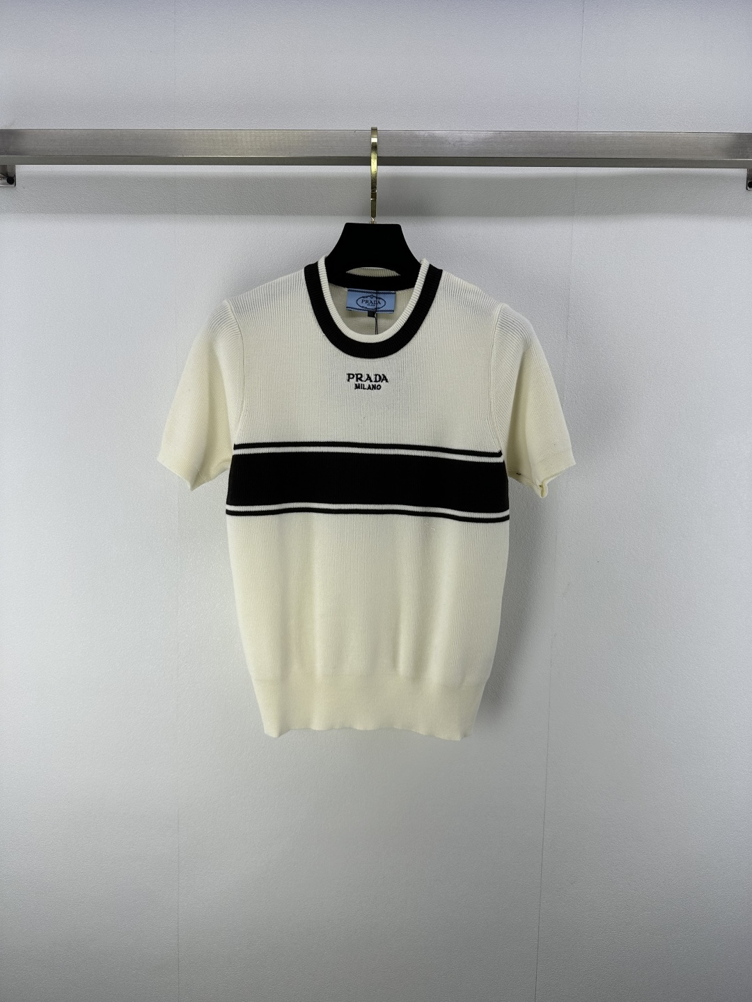 NO:433915,Prad* New details 25 Spring and summer new knitted round neck contrasting color short sleeve Contrast striped splicing design Classic brand letter logo embroidery embroidery essential for summer outfits High-end fashionable and versatile 2 colors 3 codes SML, prada, T-shirt, alexander wang19860909Prad* 上新细节 25 春夏新款针织圆领撞色短袖 撞色条纹拼接设计 经典品牌字母logo刺绣点缀 夏日穿搭必备 高级时髦百搭 2色3码SML,,prada,T-shirt,alexander wang,Women's clothing