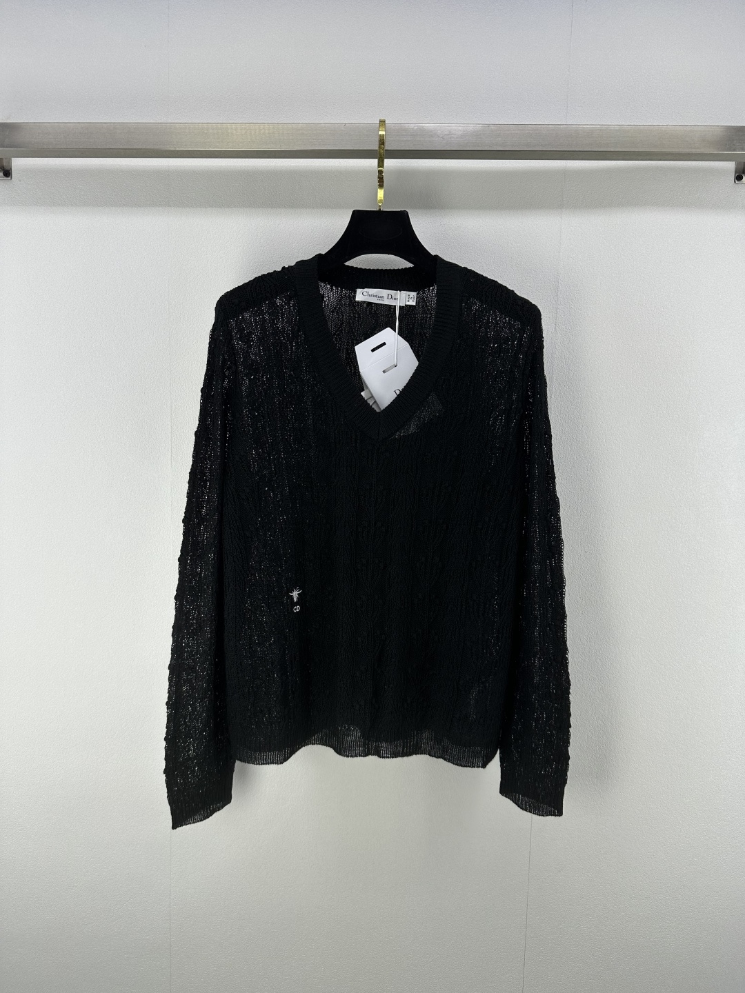 NO:434783,New details on Dio* 25 New summer v-neck hollow textured long sleeves!  The little bee with hem embroidery, the daily commuting outfit is very eye-catching, fresh color matching, high-end and fashionable!  3 color 3 code SML, dior, alexander wang19860909Dio*上新细节 25 夏季新款v领镂空纹理长袖！下摆刺绣小蜜蜂,日常通勤穿搭特吸睛,清新配色上身高级洋气！ 3色3码SML,,dior,alexander wang,Women's clothing