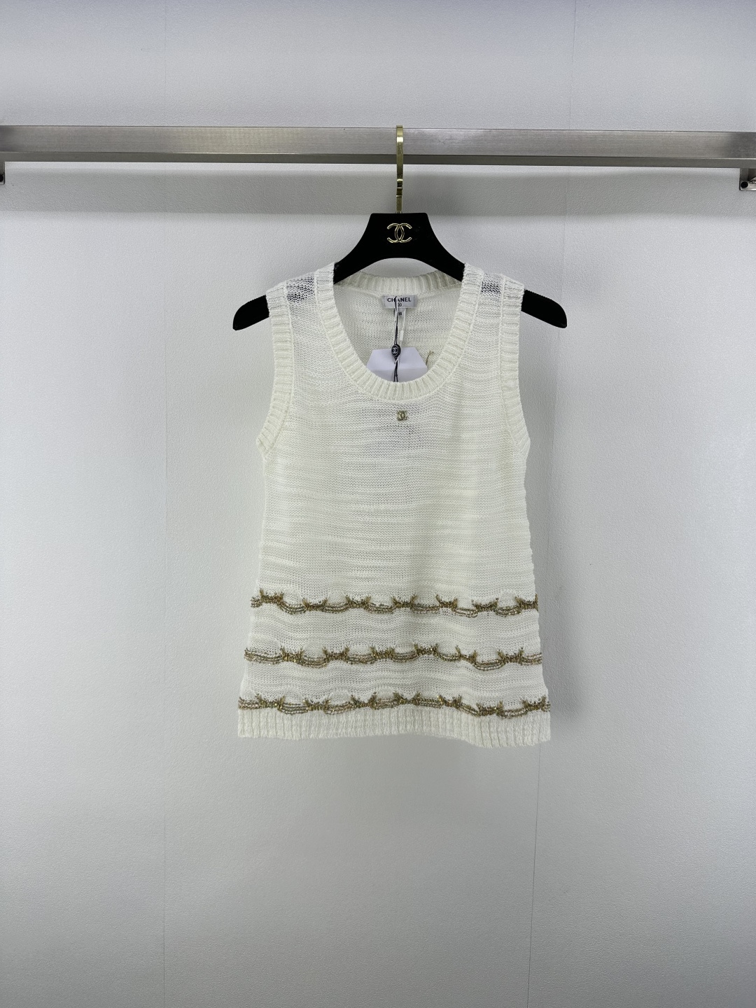 NO:433910,Chane* new details 25 New summer gold thread embroidered skirt hem knitted vest Customized YB wool yarn wool yarn wool soft and skin-friendly Comfortable and stylish Vest tailoring Corner adjustment appropriately reveals skin texture thin and slightly transparent Overall beautification of head and shoulder ratio is more slim Black and white colors available. Paired with hem gold thread embroidery to present triple contrasting colors. Strong retro style. Rhinestone double C logo decoration on the chest to show taste. Slim and elastic style highlights the figure. Elegant dressing temperament. Easy to control during daily travel or party. 2 colors and 3 codes SML, chanel, skirts, alexander wang19860909Chane*上新细节 25 夏季新款金线刺绣裙摆针织背心 定制YB羊毛纱线织造 柔软亲肤 舒适有型 背心剪裁 领口调节恰当露肤 质感轻薄微透 整体美化头肩比例更显瘦 黑白两色可选 搭配下摆金线刺绣呈现出三重撞色 复古风格强烈 胸前水钻双C徽标装饰 彰显品味 修身弹力版型突显身材 穿搭气质优雅 日常出行或聚会轻松驾驭 2色3码SML,,chanel,skirts,alexander wang,Women's clothing