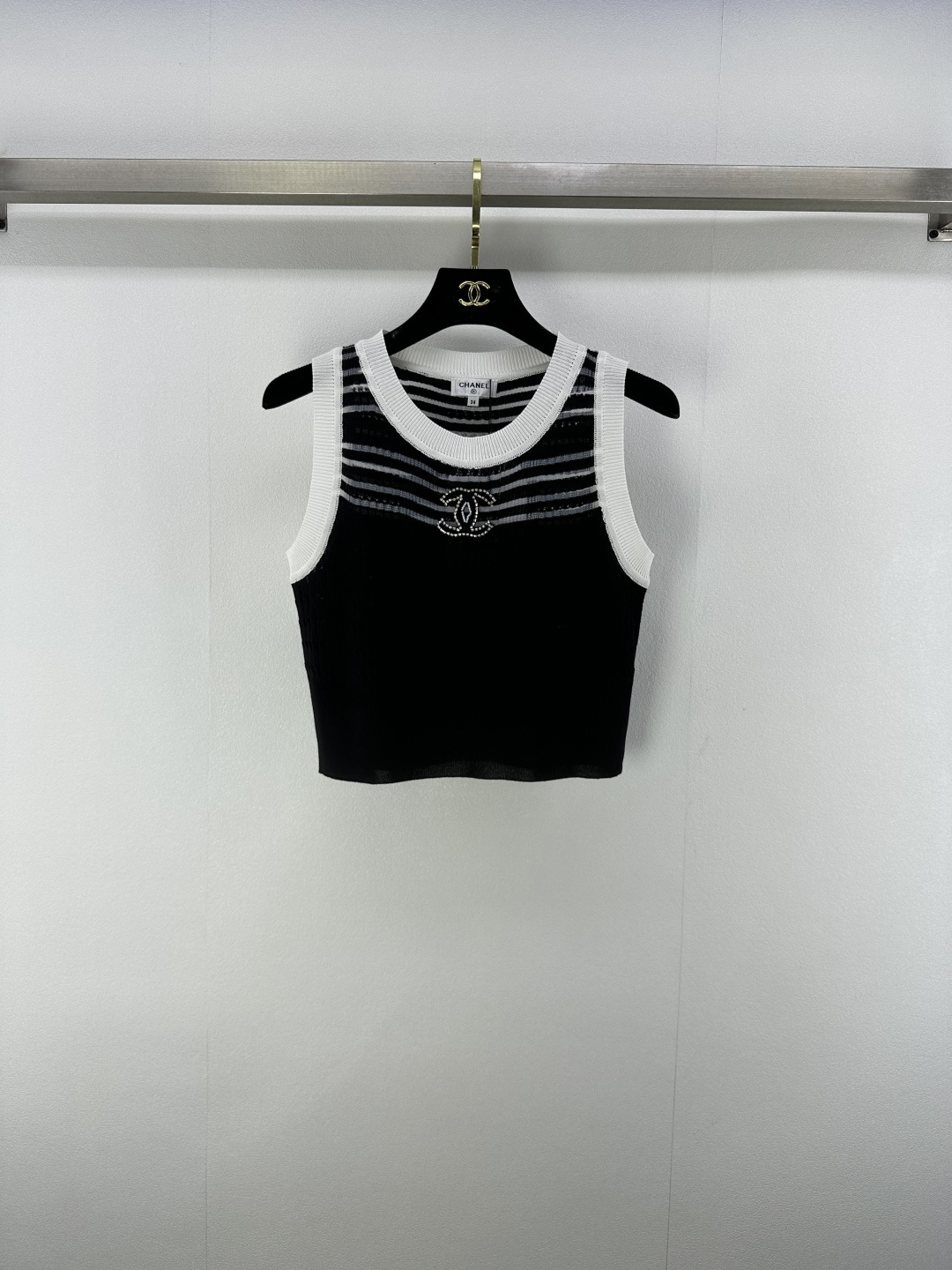 NO:433917,Chane* new details 25 Summer new round neck silver silk vest Silver silk gradient stripe elements, three-dimensional logo medal embellishment on the chest Simple and big brand Everyday casual match is very fashionable, regular style and top body looks very slim 3 colors and 3 size SML, chanel, jeans, alexander wang19860909Chane*上新细节 25 夏季新款圆领银丝背心 银丝渐变色条纹元素,胸前立体logo勋章点缀 简约又大牌 日常随意搭配牛仔裤都很时尚 常规版型上身非常显瘦 3色3码SML,,chanel,jeans,alexander wang,Women's clothing