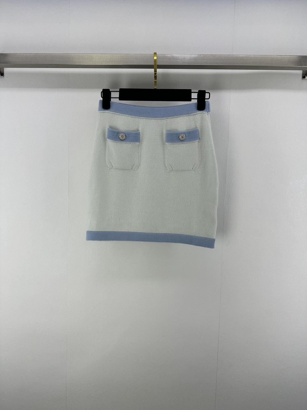 NO:433930,Chane* new details 25A spring and summer new knitted contrasting skirt elastic waist two pocket decoration yb open mold double clogo button embellishment high-end fashionable and exquisite slim and elastic style highlights the figure Elegant outfit temperament Easy to control during daily travel or party 4 colors 3 codes SML, chanel, skirts, alexander wang19860909Chane*上新细节 25A 春夏新款针织撞色半裙 松紧腰 两口袋装饰 yb开模双clogo纽扣点缀 高级时髦精致 修身弹力版型突显身材 穿搭气质优雅 日常出行或聚会轻松驾驭 4色3码SML,,chanel,skirts,alexander wang,Women's clothing