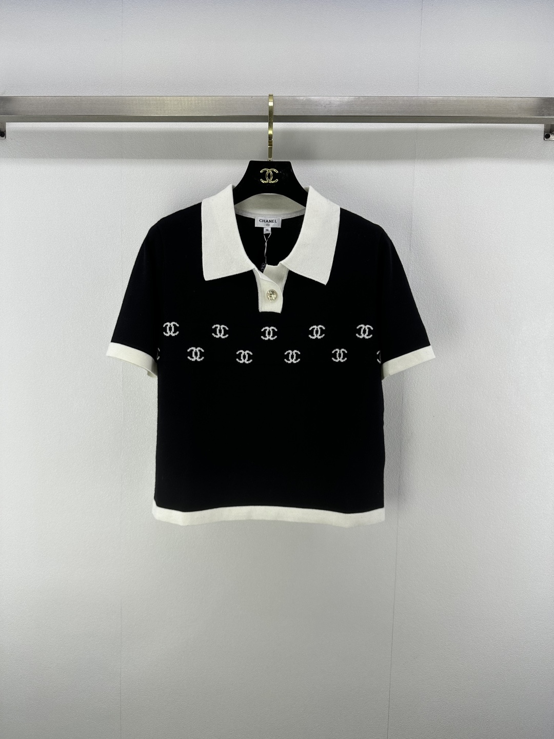 NO:432652,Chane* new details 25 New summer knitted Polo collar short sleeves The body has an iconic double C pattern, high recognition, is a symbol of brand identity, highlighting high-end style collar, cuff hem, etc., contrasting colors knitted fabric, soft and delicate texture, fine workmanship, comfortable and high-end, easy to create elegant and exquisite outfit 3 colors and 3 codes SML, chanel, T-shirt, alexander wang19860909Chane*上新细节 25 夏季新款针织Polo领短袖 衣身有标志性双C图案 辨识度高 是品牌身份象征 彰显高端格调领边 袖口下摆等采用撞色 针织面料 质感柔软细腻 做工精细 穿着舒适又具高级感 轻松打造优雅精致穿搭 3色3码SML,,chanel,T-shirt,alexander wang,Women's clothing