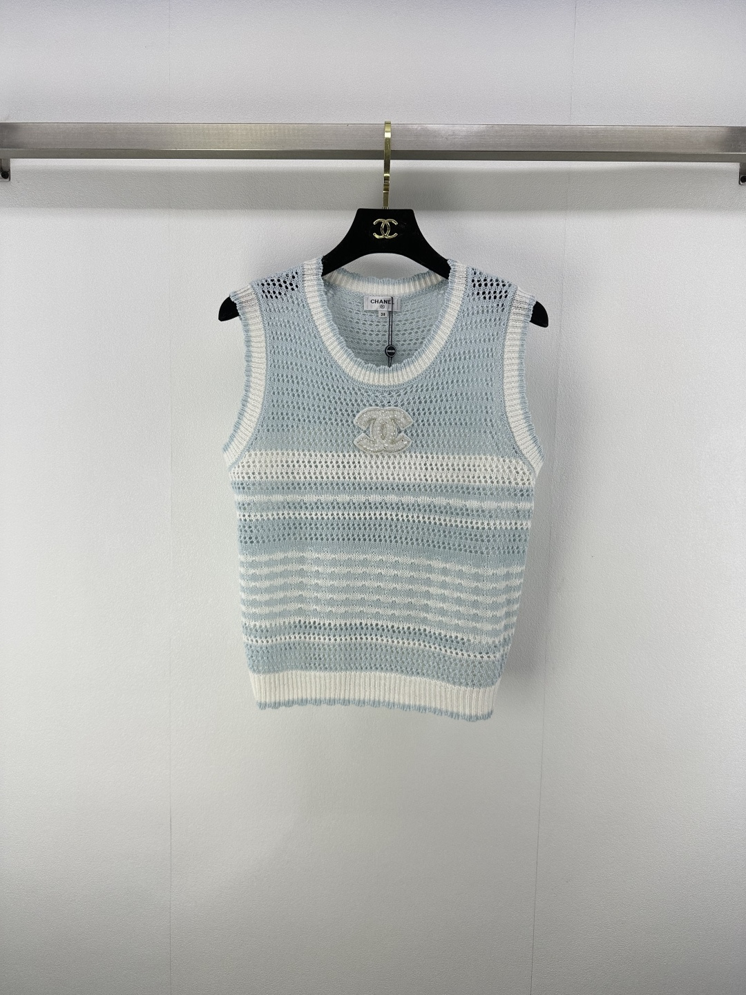 NO:432666,Change* New details 25 New summer heavy industry sequin round neck vest!  Heavy industry is extremely luxurious!  Imported yarn Swiss woven craftsmanship, sequins inlaid with low-key luxury and high-end feel!  The loose style is casual and elegant. It is classic and not picky about others. It looks slim!  3 color 3 code SML, chanel, alexander wang19860909Change* 上新细节 25 夏季新款重工亮片圆领背心！重工奢华绝绝子！进口纱线瑞士机织工艺,亮片镶嵌低调奢华的高级感！宽松版型随性优雅.经典不挑人上身超显瘦！ 3色3码SML,,chanel,alexander wang,Women's clothing