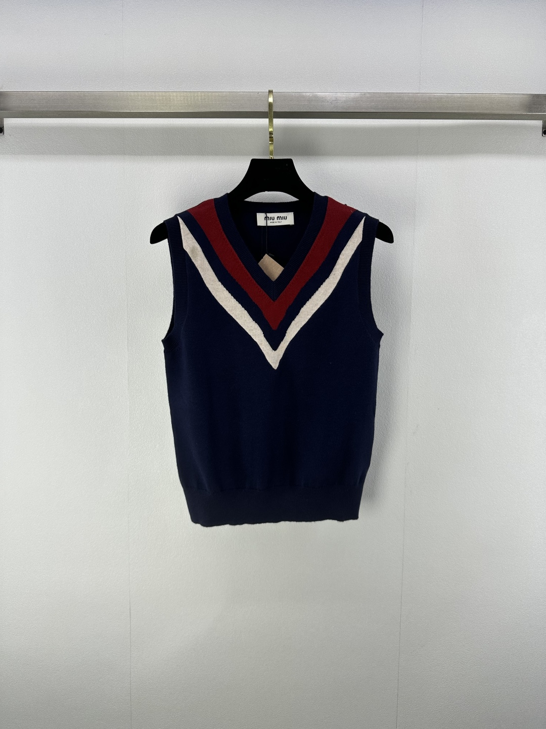 NO:432672,Miumi* new details 25 New summer V-neck Academy knitted vest custom YB wool yarn weaving delicate and soft and elastic Knitted V-neck vest tailoring threaded edge exquisite tailoring Fully-finished tailoring Fully-finished fitting neckline with red and blue lines of different thicknesses outline peach heart shape Rich layers Make the casual academy style playful and age-reducing whiteness Easy to control during daily travel or party 1 color 3 code SML, miumiu, alexander wang19860909Miumi*上新细节 25 夏季新款V领学院针织背心 定制YB羊毛纱线织造 细腻柔软 弹力十足 针织V领背心剪裁 螺纹包边精致剪裁 通体弹力松紧 剪裁满分 贴合领口以红色蓝色不同粗细的线条 勾勒桃心状 丰富层次 让休闲学院风格强烈 俏皮减龄显白 日常出行或聚会轻松驾驭 1色3码SML,,miumiu,alexander wang,Women's clothing