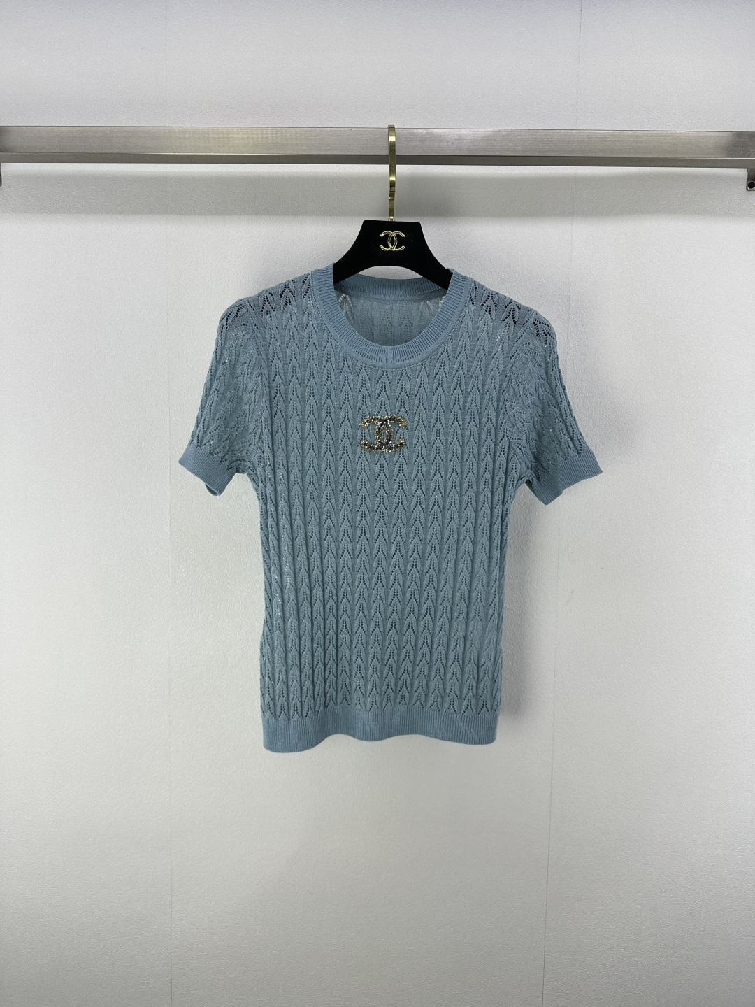 NO:432630,Chane* new details 25 Spring and summer new fine glitter texture short sleeves Galaxy fine glitter temperament is beautiful and fairy!  The classic beaded logo on the chest adds a high-end and fashionable look to the outfit. Regular style, inclusive figure, and fashionable outfit style!  Versatile, not picky, fashionable and high-end!  Special yarns are cold and cool 3 colors and 3 codes SML, chanel, T-shirt, alexander wang19860909Chane*上新细节 25 春夏新款细闪纹理短袖 银河细闪气质又美又仙！胸前经典钉珠logo给穿搭增添高级时尚感 常规版型 包容身材 穿搭风格时髦！百搭不挑人时髦又高级！特种纱线冰冰凉凉 3色3码SML,,chanel,T-shirt,alexander wang,Women's clothing