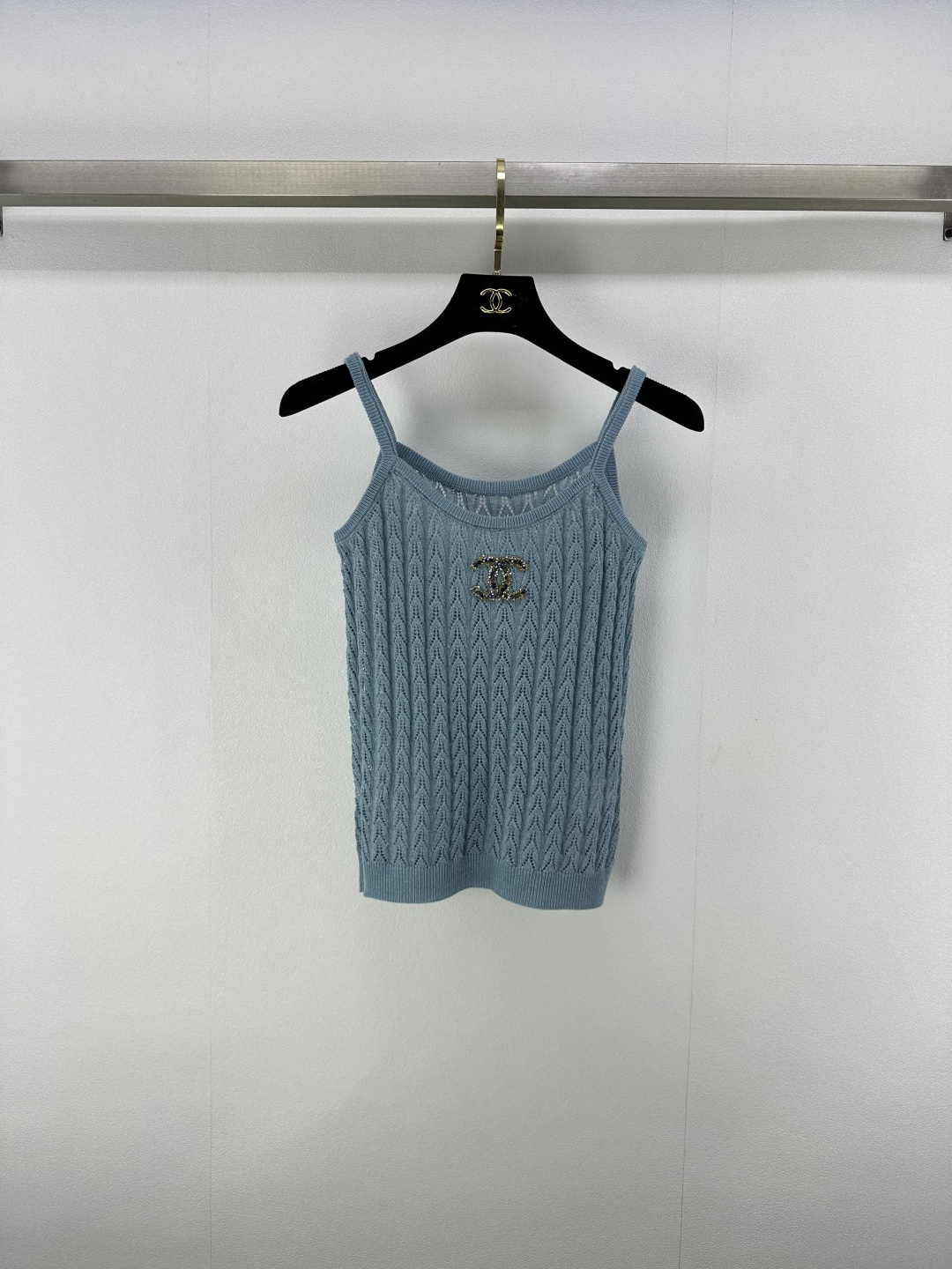 NO:432635,Chane* New details 25 Spring and summer new fine glitter textured suspender vest Galaxy fine glitter temperament is beautiful and fairy!  The classic beaded logo on the chest adds a high-end and fashionable look to the outfit. Regular style, inclusive figure, and fashionable outfit style!  Versatile, not picky, fashionable and high-end!  Special yarns are cold and cool 3 colors and 3 codes SML, chanel, alexander wang19860909Chane*上新细节 25 春夏新款细闪纹理吊带背心 银河细闪气质又美又仙！胸前经典钉珠logo给穿搭增添高级时尚感 常规版型 包容身材 穿搭风格时髦！百搭不挑人时髦又高级！特种纱线冰冰凉凉 3色3码SML,,chanel,alexander wang,Women's clothing