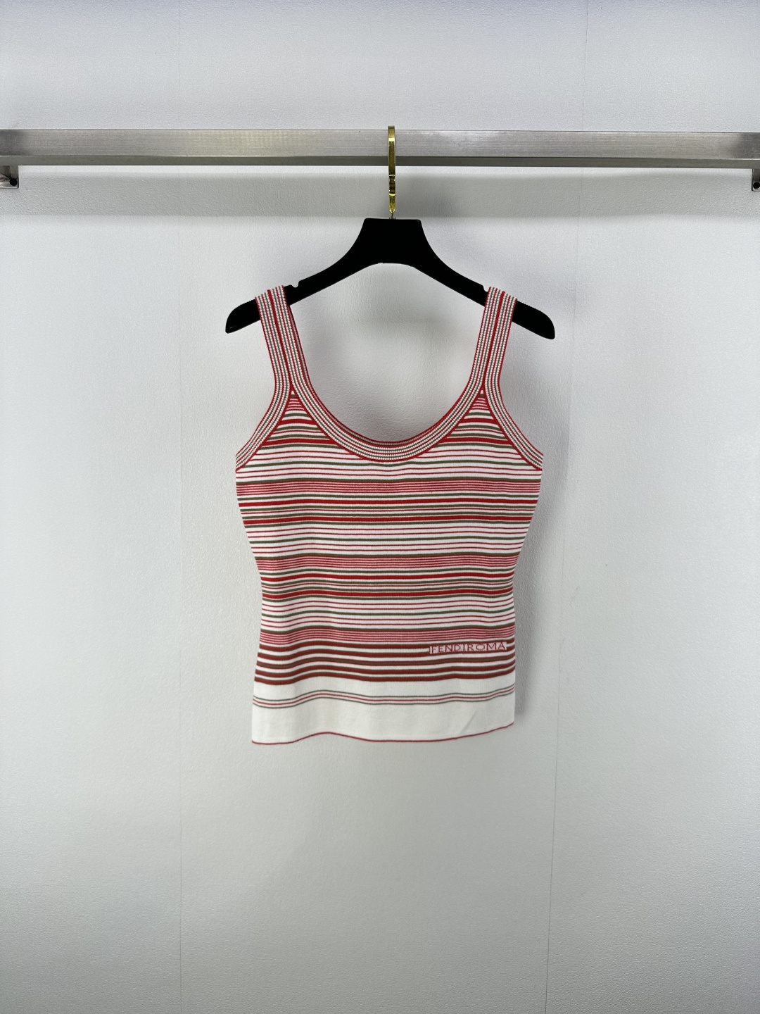 NO:432639,New details on Fend* 25 New contrast vest for summer!  Imported yarn has smooth and rebound texture and is delicate and comfortable. It is a must-have item for white and rich beauty. It is sweet and cool and has a mysterious and noble temperament!  Imported Swiss woven craftsmanship classic style and elegant temperament. Classic and unscrupulous upper body look super slim. 2 colors and 3 codes SML, fendi, alexander wang19860909Fend*上新细节 25 夏季新款撞色背心！进口纱线平滑回弹质感细腻舒适,白富美必备单品,又甜又飒气质神秘又高贵！进口瑞士机织工艺经典版型气质随性优雅.经典不挑人上身超显瘦 2色3码SML,,fendi,alexander wang,Women's clothing