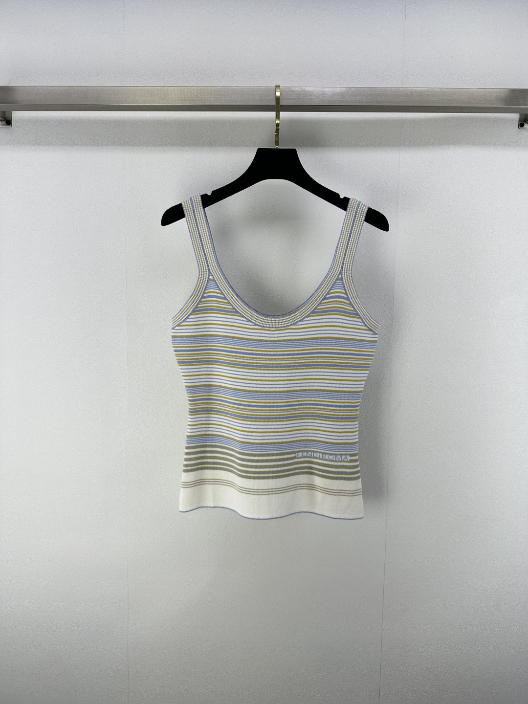 NO:432644,New details on Fend* 25 New contrast vest for summer!  Imported yarn has smooth and rebound texture and is delicate and comfortable. It is a must-have item for white and rich beauty. It is sweet and cool and has a mysterious and noble temperament!  Imported Swiss woven craftsmanship classic style and elegant temperament. Classic and unscrupulous upper body look super slim. 2 colors and 3 codes SML, fendi, alexander wang19860909Fend*上新细节 25 夏季新款撞色背心！进口纱线平滑回弹质感细腻舒适,白富美必备单品,又甜又飒气质神秘又高贵！进口瑞士机织工艺经典版型气质随性优雅.经典不挑人上身超显瘦 2色3码SML,,fendi,alexander wang,Women's clothing