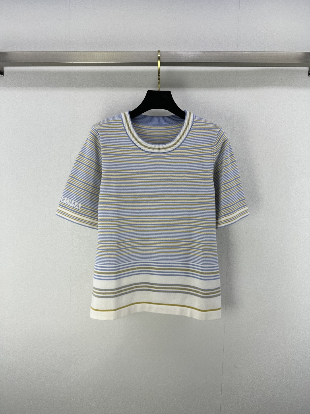 NO:432650,New details on Fend* 25 New round neck contrasting short sleeves for summer!  Imported yarn has smooth and rebound texture and is delicate and comfortable. It is a must-have item for white and rich beauty. It is sweet and cool and has a mysterious and noble temperament!  Imported Swiss woven craftsmanship classic style and elegant temperament. Classic and unscrupulous upper body look super slim. 2 colors and 3 codes SML, fendi, T-shirt, alexander wang19860909Fend*上新细节 25 夏季新款圆领撞色短袖！进口纱线平滑回弹质感细腻舒适,白富美必备单品,又甜又飒气质神秘又高贵！进口瑞士机织工艺经典版型气质随性优雅.经典不挑人上身超显瘦 2色3码SML,,fendi,T-shirt,alexander wang,Women's clothing