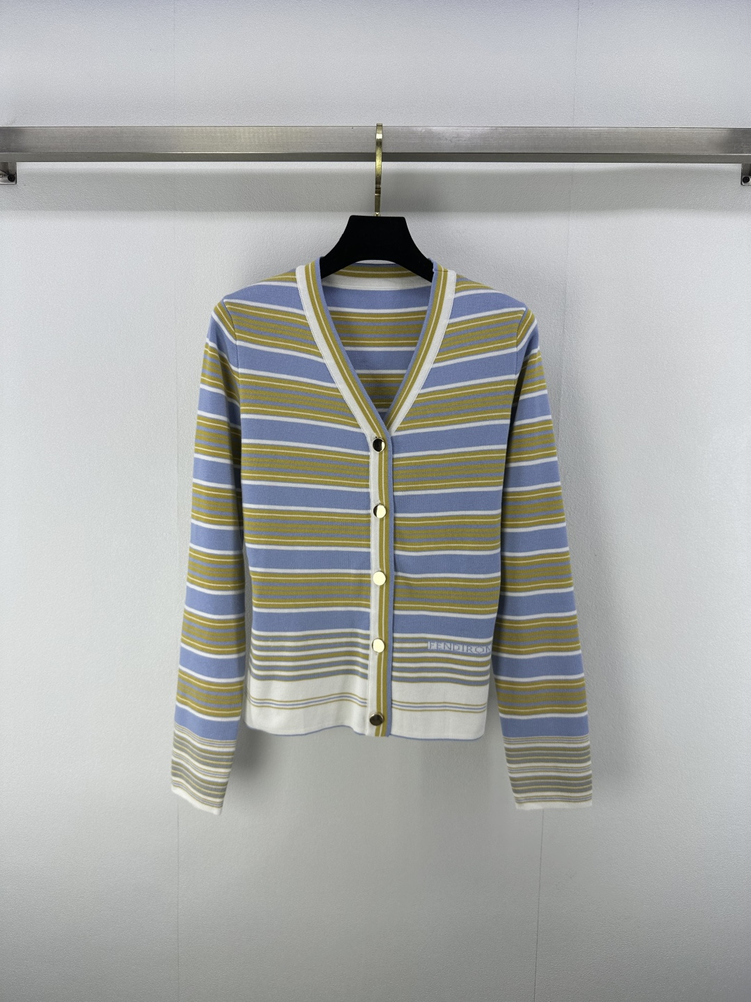 NO:432656,New details on Fend* 25 New summer v-neck contrasting cardigan!  Imported yarn has smooth and rebound texture and is delicate and comfortable. It is a must-have item for white and rich beauty. It is sweet and cool and has a mysterious and noble temperament!  Imported Swiss woven craftsmanship classic style and elegant temperament. Classic and unscrupulous upper body look super slim. 2 colors and 3 codes SML, fendi, alexander wang19860909Fend*上新细节 25 夏季新款v领撞色开衫！进口纱线平滑回弹质感细腻舒适,白富美必备单品,又甜又飒气质神秘又高贵！进口瑞士机织工艺经典版型气质随性优雅.经典不挑人上身超显瘦 2色3码SML,,fendi,alexander wang,Women's clothing