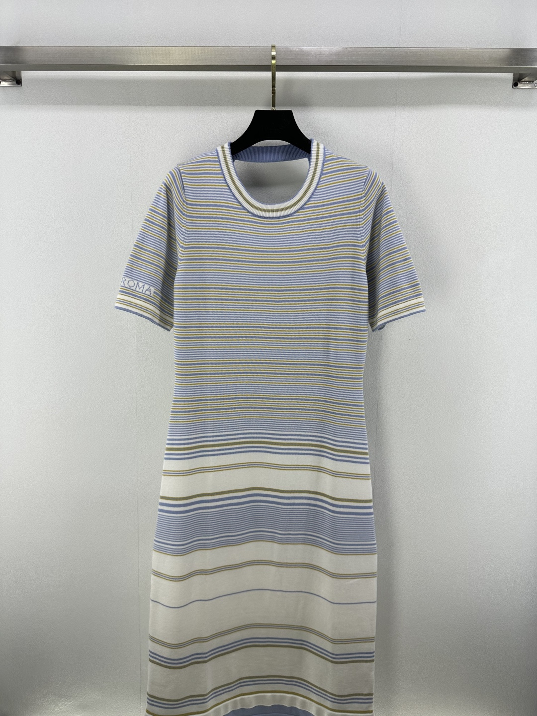 NO:432662,New details on Fend* 25 New round neck contrasting short-sleeved skirt for summer!  Imported yarn has smooth and rebound texture and is delicate and comfortable. It is a must-have item for white and rich beauty. It is sweet and cool and has a mysterious and noble temperament!  Imported Swiss woven craftsmanship classic style and elegant temperament. Classic and unscrupulous upper body look super slim. 2 colors and 3 codes SML, fendi, skirts, T-shirt, alexander wang19860909Fend*上新细节 25 夏季新款圆领撞色短袖裙！进口纱线平滑回弹质感细腻舒适,白富美必备单品,又甜又飒气质神秘又高贵！进口瑞士机织工艺经典版型气质随性优雅.经典不挑人上身超显瘦 2色3码SML,,fendi,skirts,T-shirt,alexander wang,Women's clothing