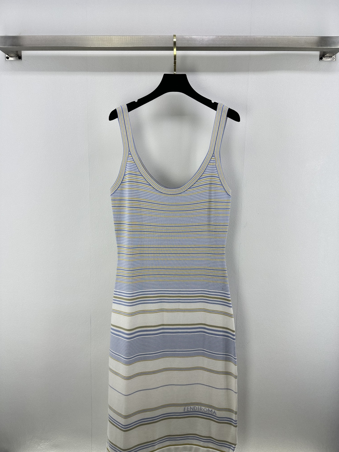 NO:432668,New details on Fend* 25 New contrasting suspender vest skirt for summer!  Imported yarn has smooth and rebound texture and is delicate and comfortable. It is a must-have item for white and rich beauty. It is sweet and cool and has a mysterious and noble temperament!  Imported Swiss woven craftsmanship classic style and elegant temperament. Classic and unscrupulous upper body look super slim. 2 colors and 3 codes SML, fendi, skirts, alexander wang19860909Fend*上新细节 25 夏季新款撞色吊带背心裙！进口纱线平滑回弹质感细腻舒适,白富美必备单品,又甜又飒气质神秘又高贵！进口瑞士机织工艺经典版型气质随性优雅.经典不挑人上身超显瘦 2色3码SML,,fendi,skirts,alexander wang,Women's clothing