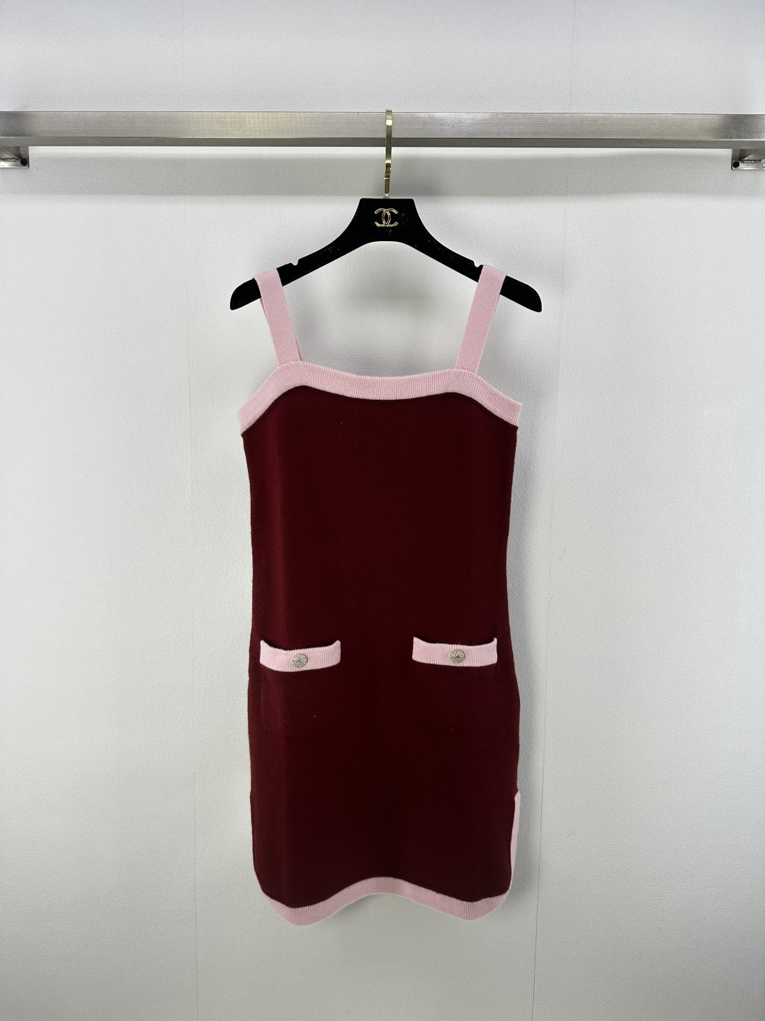 NO:433933,Chane* new details 25A spring and summer new knitted contrasting suspender skirt two-pocket decoration yb open mold double clogo button embellishment high-end fashionable and exquisite hem cardigan design slim and elastic style highlights the figure Elegant outfit temperament Easy to control during daily travel or party 4 colors 3 codes SML, chanel, skirts, alexander wang19860909Chane*上新细节 25A 春夏新款针织撞色吊带裙 两口袋装饰 yb开模双clogo纽扣点缀 高级时髦精致 下摆开衫设计 修身弹力版型突显身材 穿搭气质优雅 日常出行或聚会轻松驾驭 4色3码SML,,chanel,skirts,alexander wang,Women's clothing