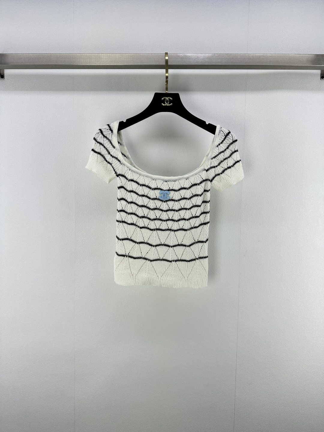 NO:433936,Chane* New Details 25 Spring and Summer Latest Square Collar Knitted Short Sleeves!  The texture is high-end and comfortable. The square collar knitted tailoring is contrasting throughout the body and the logo logo on the chest to highlight the brand’s personality and highlight the high-end feeling of outfits. The square collar style shows the charming shoulder and neck lines, the fashionable temperament on the high street, and the slim style style shows the figure with a huge body!  2 color 3 code SML, chanel, T-shirt, alexander wang19860909Chane* 上新细节 25 春夏最新方领针织短袖！ 质感高级舒适 方领针织剪裁 通体撞色配合胸前装点logo徽标 彰显显品牌个性 凸显穿搭高级感 方领版型展露出迷人的肩脖线条,高街时髦气质,修身版型版型上身巨显身材！ 2色3码SML,,chanel,T-shirt,alexander wang,Women's clothing