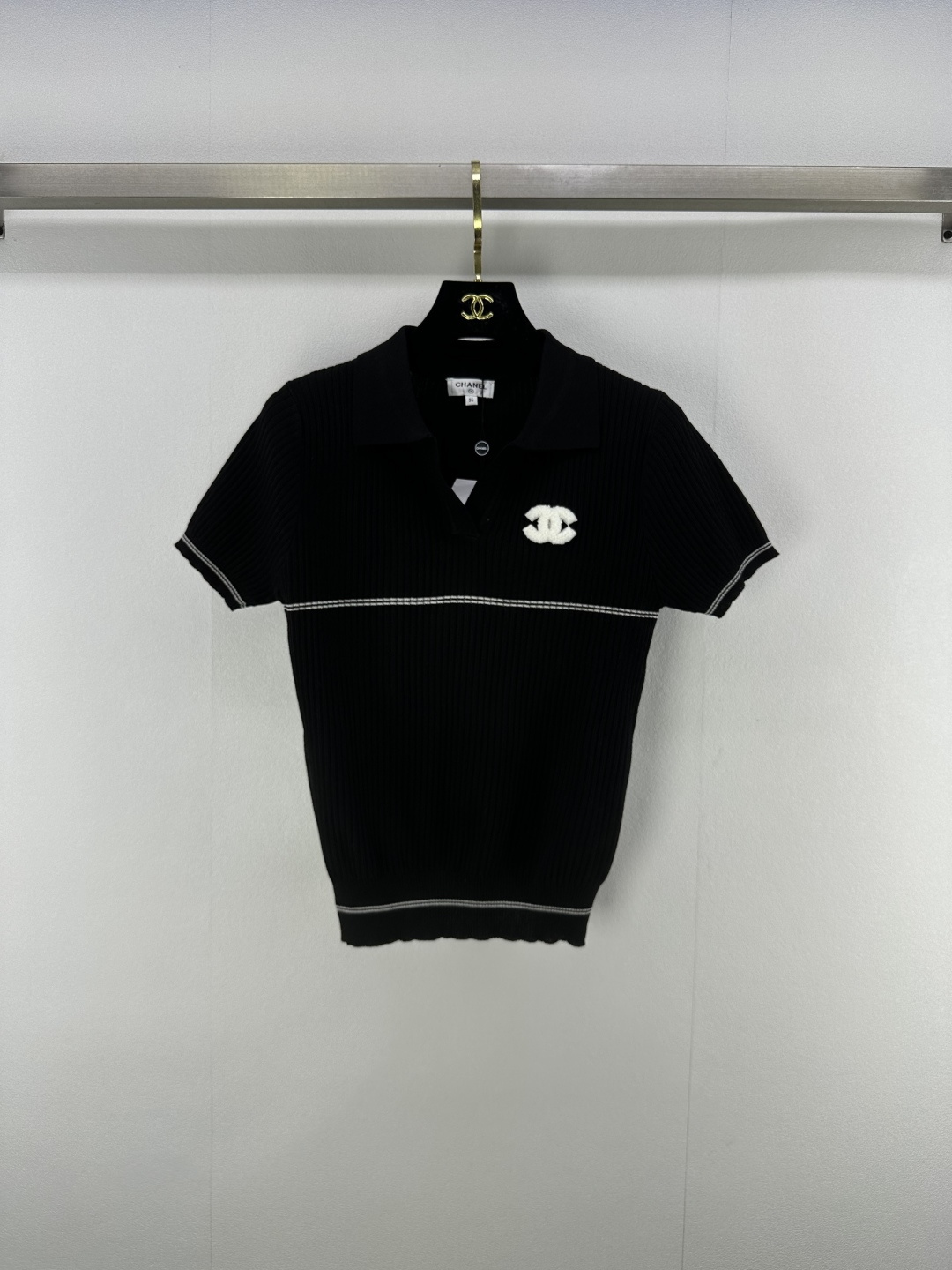 NO:434794,CHANE* New Details 25 Spring and Summer Lapel Short Sleeves!  Positioning logo Custom imported knitted material with high-quality texture, hem waist slimming, contrasting color edges show the brand's personality!  versatile and not picky about people 2 colors 3 codes SML, chanel, T-shirt, alexander wang19860909CHANE* 上新细节 25 春夏最新翻领短袖！定位徽标 定制进口针织材质 质感高级 下摆收腰显瘦 撞色边彰显品牌张扬个性格调！百搭不挑人 2色3码SML,,chanel,T-shirt,alexander wang,Women's clothing