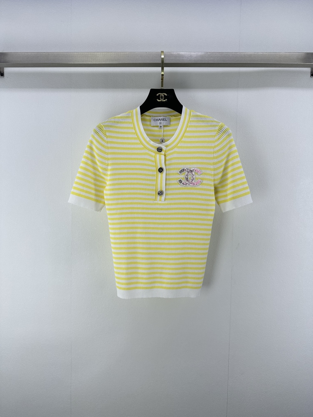 NO:434790,Change* new details 25 New summer striped round neck short sleeves Fresh and tender color scheme in summer Fresh and fresh upper body super gentle! Customized dyed yarn Super fashionable contrasting design Positioning bead logo Possible to be salt or sweet to wear and feel good when worn. Fashionable and versatile items 2 colors and 3 sizes SML, chanel, T-shirt, alexander wang19860909Change*上新细节 25 夏季新款条纹圆领短袖 鲜嫩配色夏日清新 上身超温柔! 定制订染纱线 超洋气的撞色设计 定位钉珠logo 可盐可甜穿起来心情都是好的 时尚百搭单品 2色3码SML,,chanel,T-shirt,alexander wang,Women's clothing