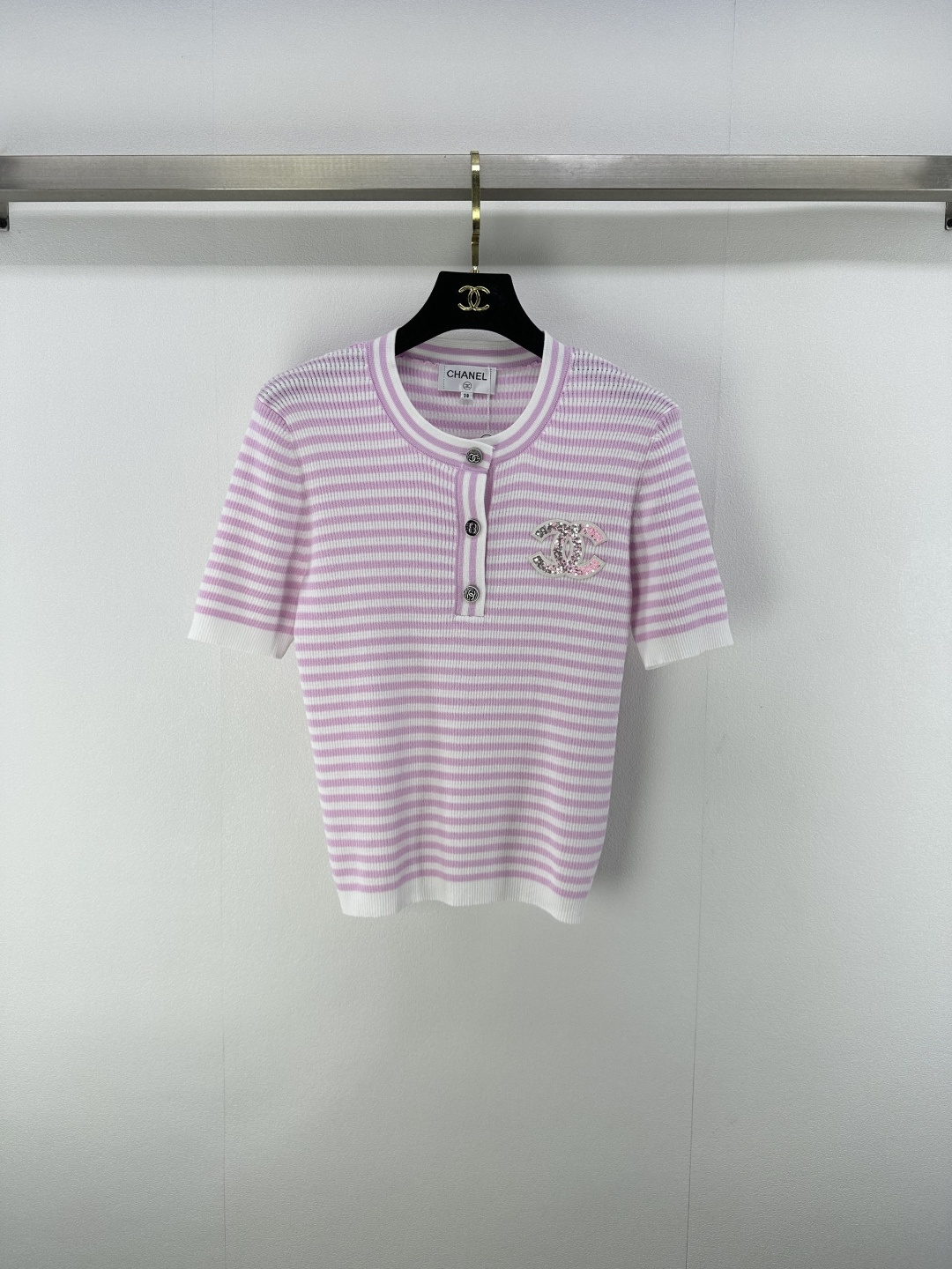 NO:434811,Chane* new details 25 New summer striped round neck short sleeves Fresh and tender color scheme in summer Fresh and fresh upper body super gentle! Customized dyed yarn Super fashionable contrasting design Positioning bead logo Positioning beads can be salty or sweet to wear and feel good when wearing. Fashionable and versatile items 2 colors and 3 sizes SML, chanel, T-shirt, alexander wang19860909Chane*上新细节 25 夏季新款条纹圆领短袖 鲜嫩配色夏日清新 上身超温柔! 定制订染纱线 超洋气的撞色设计 定位钉珠logo 可盐可甜穿起来心情都是好的 时尚百搭单品 2色3码SML,,chanel,T-shirt,alexander wang,Women's clothing