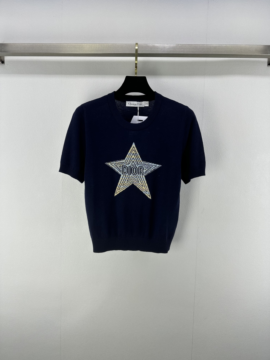 NO:434810,New details on Dio* 25 Spring and summer new style contrast knitted short sleeves, delicate texture, soft and comfortable, knitted short sleeves cut, fine knitted, thread contrasting edges add exquisite tone, match with elastic fabric, regular styles to create a fashionable temperament, slimming and inclusive figure, decorated with letter logos and five-pointed star patterns in the middle, display brand tone, versatile styles that do not pick the age-based skin tone, match with skirts and trousers, suitable for age-reducing retro style, 2 colors, 3 sizes, SML, dior, skirts, T-shirt, alexander wang19860909Dio*上新细节 25 春夏新款撞色针织短袖 定细腻肌理 柔软舒适 针织短袖裁剪 通体细密针织 螺纹撞色包边增添精致调性 搭配弹性十足的面料 常规版型穿出时髦气质 显瘦包容身材 中间以字母徽标和五角星图案装饰 展示品牌调性 百搭款式不挑年龄肤色 搭配裙装裤装 适配减龄时髦复古风格 2色3码SML,,dior,skirts,T-shirt,alexander wang,Women's clothing