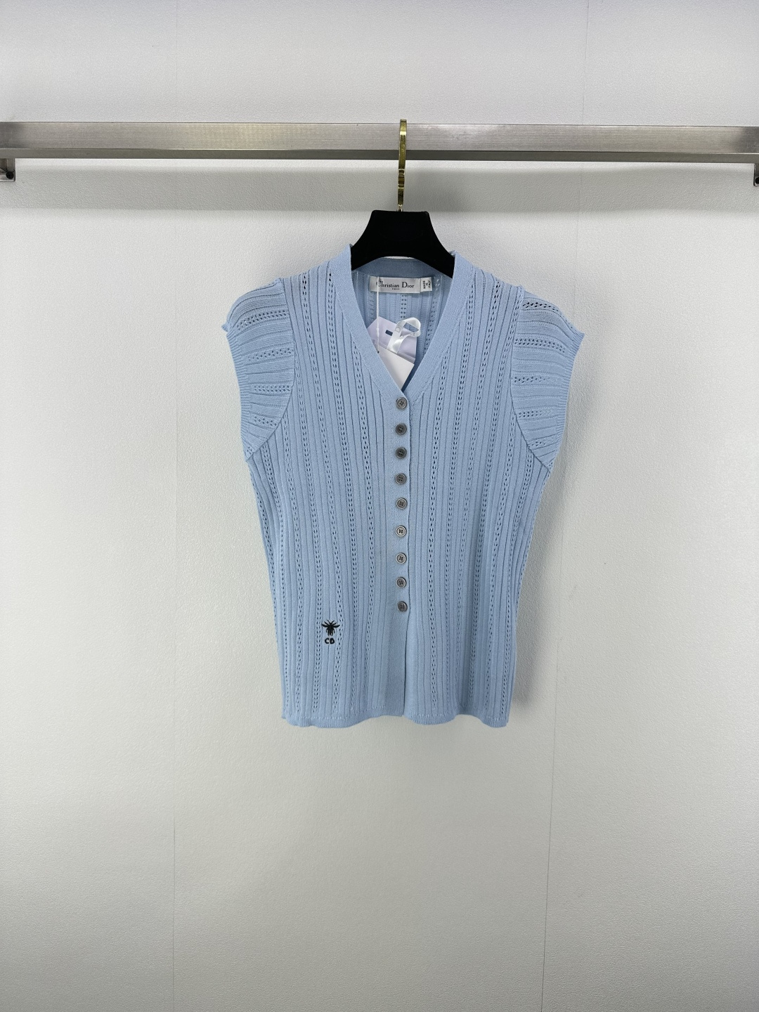 NO:434785,Dio* new details 25 Summer new V-neck cardigan short-sleeved Feifei sleeves make you look slim and cover the flesh. Little bee embroidery on the hem. Soft and delicate texture. Fine workmanship. Comfortable and high-end feel. Easy to create elegant and exquisite outfits. 3 colors and 3 codes SML, dior, T-shirt, alexander wang19860909Dio*上新细节 25 夏季新款v领开衫短袖 飞飞袖显瘦遮肉 下摆小蜜蜂刺绣 质感柔软细腻 做工精细 穿着舒适又具高级感 轻松打造优雅精致穿搭 3色3码SML,,dior,T-shirt,alexander wang,Women's clothing