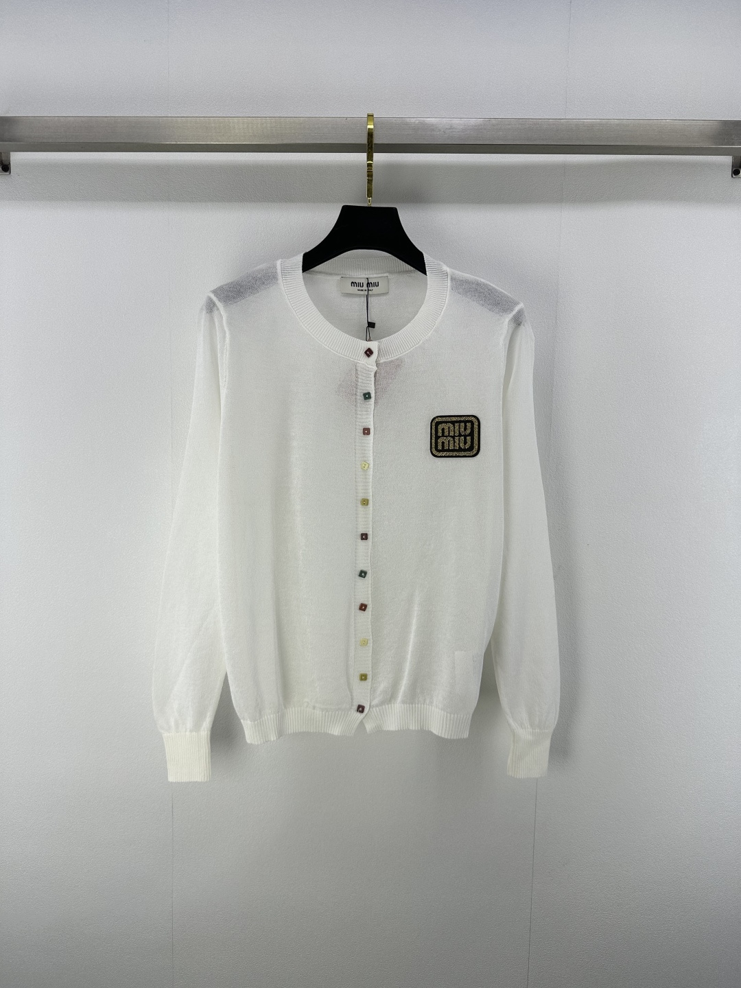 NO:434782,Miumi* New Details 25 New summer round neck cardigan long sleeves exquisite hollow weaving is an ingenious artistic expression, making clothes lively and vivid in light of light and shadow Colorful buttons are like jumping notes, injecting vitality into simple design, breaking monotony, lighting up the overall shape 'Miumiu' logo is low-key and eye-catching, and is a symbol of quality and style 2 colors 3 codes SML,,miumiu,alexander wang19860909miumi*上新 细节 25 夏季新款圆领开衫长袖 精致镂空编织 是匠心独运的艺术表达 让衣物在光影间灵动生姿 彩色纽扣似跳跃音符 为简约设计注入活力 打破单调 点亮整体造型 “Miumiu”标识低调而醒目 是品质与格调的象征 2色3码SML,,miumiu,alexander wang,Women's clothing