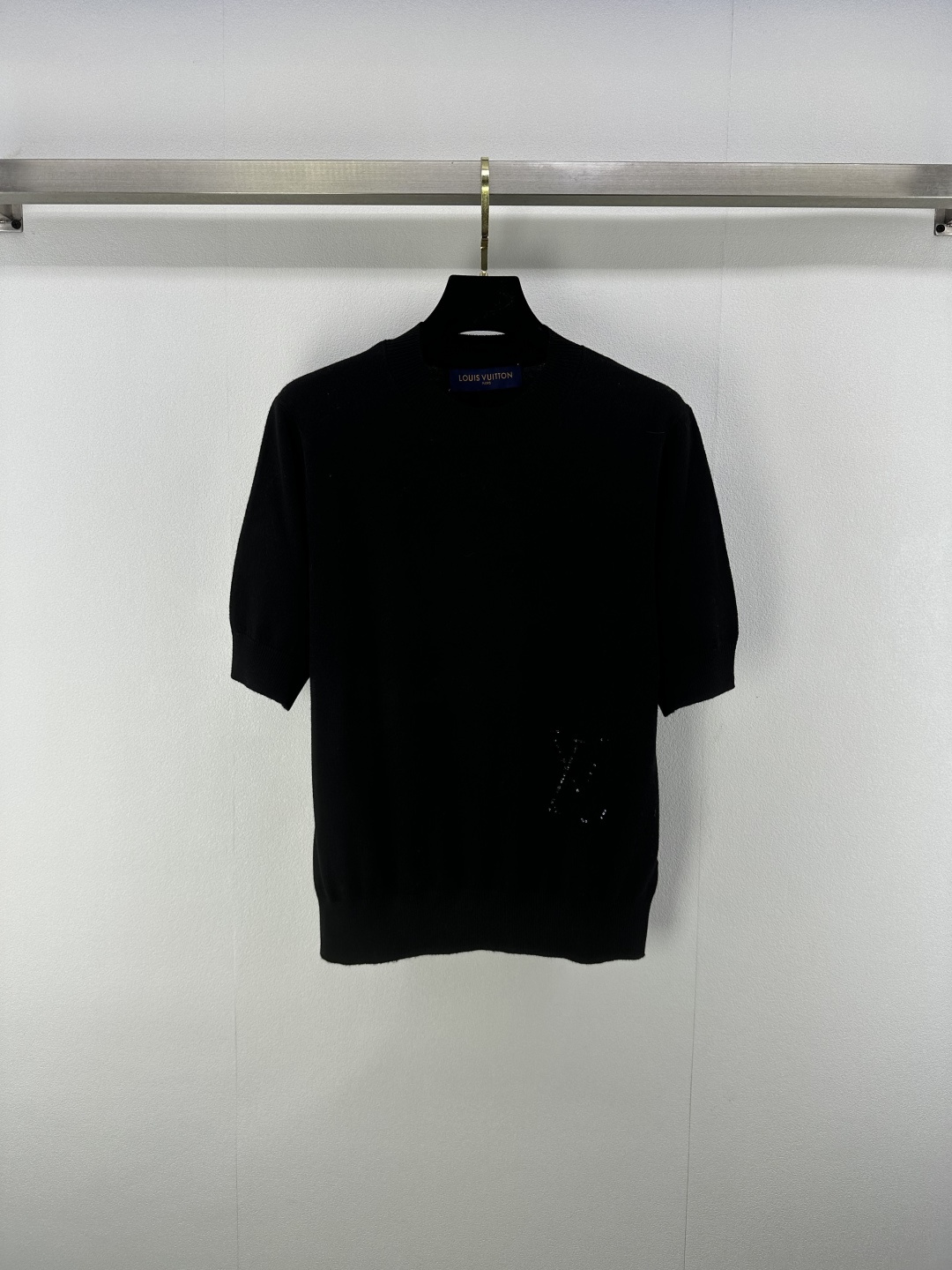 NO:433902,New details on Lv* 25 Spring and summer new beaded round neck short sleeves. Official website synchronization Customized delicate texture Soft and comfortable Knitted short sleeve cuts Fine knitted threaded edges to add exquisite tone Match with elastic fabrics Regular styles to create fashionable temperament Slimming and inclusive body The hem is decorated with beaded letters logo pattern to show brand tone Versatile styles that do not pick the age skin tone Match with skirts and pants Aim to age-reducing fashionable retro style 2 colors 3 SML,,louis vuitton, skirts, T-shirt, alexander wang19860909Lv*上新细节 25 春夏新款珠片圆领短袖 官网同步 定制细腻肌理 柔软舒适 针织短袖裁剪 通体细密针织 螺纹包边增添精致调性 搭配弹性十足的面料 常规版型穿出时髦气质 显瘦包容身材 下摆以珠片字母徽标图案装饰 展示品牌调性 百搭款式不挑年龄肤色 搭配裙装裤装 适配减龄时髦复古风格 2色3码SML,,louis vuitton,skirts,T-shirt,alexander wang,Women's clothing