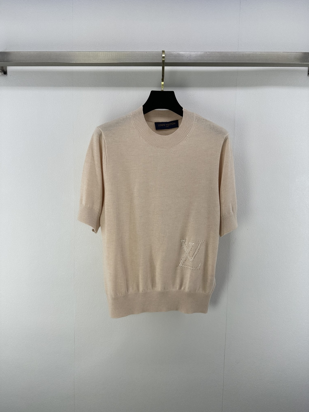 NO:433919,New details on Lv* 25 Spring and summer new beaded round neck short sleeves. Official website synchronization Customized delicate texture Soft and comfortable Knitted short sleeve cuts Fine knitted threaded edges to add exquisite tone Match with elastic fabrics Regular styles to create fashionable temperament Slimming and inclusive body The hem is decorated with beaded letters logo pattern to show brand tone Versatile styles that do not pick the age skin tone Match with skirts and pants Aim to age-reducing fashionable retro style 2 colors 3 SML,,louis vuitton, skirts, T-shirt, alexander wang19860909Lv*上新细节 25 春夏新款珠片圆领短袖 官网同步 定制细腻肌理 柔软舒适 针织短袖裁剪 通体细密针织 螺纹包边增添精致调性 搭配弹性十足的面料 常规版型穿出时髦气质 显瘦包容身材 下摆以珠片字母徽标图案装饰 展示品牌调性 百搭款式不挑年龄肤色 搭配裙装裤装 适配减龄时髦复古风格 2色3码SML,,louis vuitton,skirts,T-shirt,alexander wang,Women's clothing