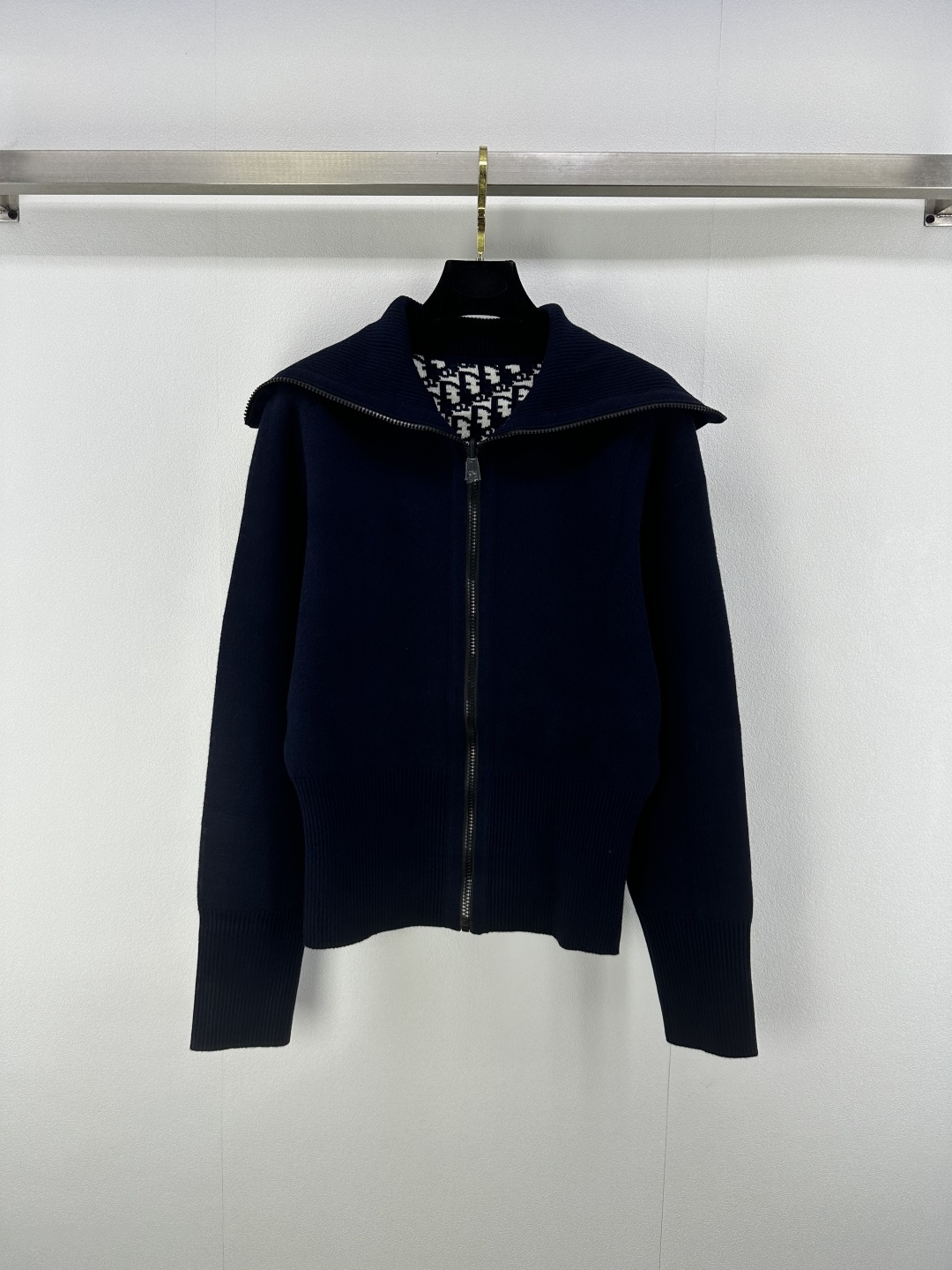 NO:434277,Dio* New details 25 Autumn new product old-fashioned old-fashioned double-sided cashmere zipper navy-neck cardigan! One side is blue, with low-key connotation on the upper body; the other side is decorated with Dior classic old-fashioned prints, full of luxury and high-brow plaids! The cashmere texture is super delicate, not tied at all~ The style is slightly loose, the upper body is very elegant, and everyone looks good when wearing it 1 color 3 SML, dior, alexander wang19860909Dio*上新细节 25 秋季新品老花双面可穿的羊绒拉链海军领开衫!一面为蓝色,上身低调内涵;另一面饰 Dior 经典老花满身印花,满档奢华高哔格!山羊绒质感超级细腻,一点都不扎~ 版型略宽松版型,上身很有气质 谁穿都好看 1色3码SML,,dior,alexander wang,Women's clothing