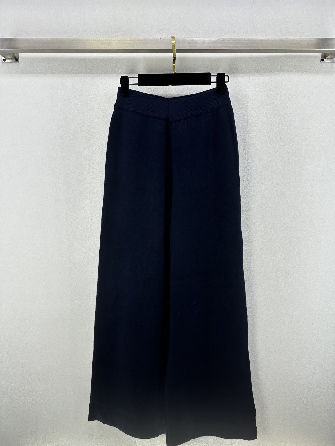 NO:434280,Dio* New details 25 Autumn new product old-fashioned trousers with double-sided wearable! One side is blue, with low-key connotation on the upper body; the other side is decorated with Dior classic old-fashioned prints, full of luxury and high-brow plaids! The cashmere texture is super delicate, not tied at all~ The style is slightly loose, the hem is slit design The upper body is very elegant, and anyone looks good when wearing it 1 color 3 SML, dior, alexander wang19860909Dio*上新细节 25 秋季新品老花双面可穿的长裤!一面为蓝色,上身低调内涵;另一面饰 Dior 经典老花满身印花,满档奢华高哔格!山羊绒质感超级细腻,一点都不扎~ 版型略宽松版型,下摆开叉设计 上身很有气质 谁穿都好看 1色3码SML,,dior,alexander wang,Women's clothing