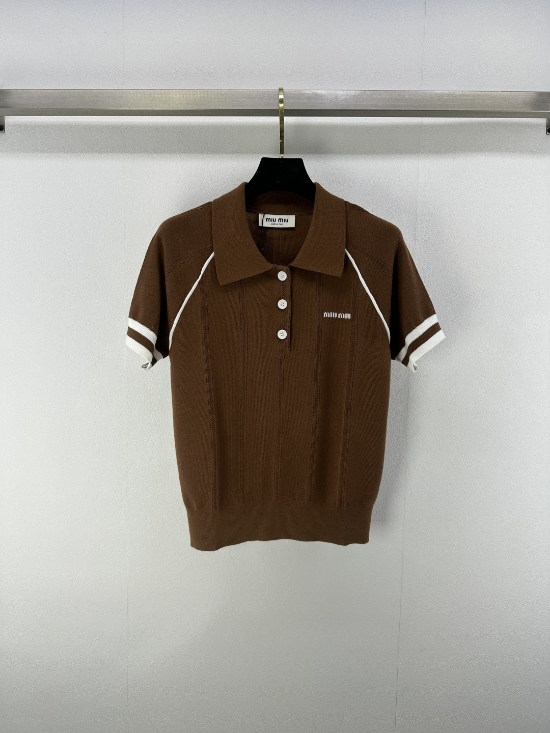 NO:433914,New details on Miumi* 25 Spring and summer new style college style line contrast knitted short sleeves Cotton blend feels lightweight, soft and breathable, close to the body without any tying, and has a warm feeling. The style is loose and has no limitations on the figure. Rib knitted collar, cuffs and hem, half-slap shoulders, inlaid logo, whether you are playful, cute or gentle and quiet, can be controlled with jeans/pleated skirts, instantly become a 'campus heroine' 1 color 3 SML,,miumiu, skirts, jeans, T-shirt, alexander wang19860909Miumi*上新细节 25 春夏新款学院风线条撞色针织短袖 棉混纺手感轻巧柔软透气,贴身完全不扎,还有一种温润感.版型宽松,对身材没有局限性.罗纹针织衣领、袖口和下摆 半插肩肩部 嵌花徽标 不管你是俏皮可爱还是温柔沉静都能驾驭 搭配牛仔裤/百褶裙,秒变“校园女主” 1色3码SML,,miumiu,skirts,jeans,T-shirt,alexander wang,Women's clothing