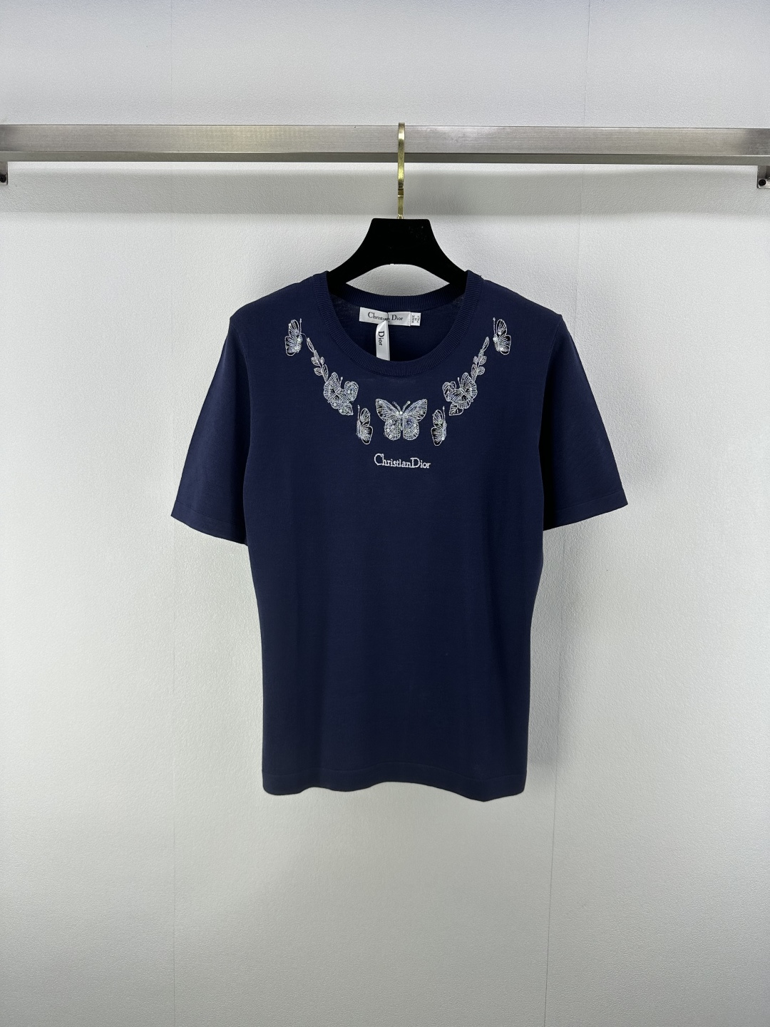 NO:433904,New details on Dio* 25 New summer round neck bead piece butterfly short sleeves, contrasting collar butterfly bead piece embellished with clothes bead piece logo design, high-end and fashionable, versatile and not picky 3 colors and 3 sizes SML, dior, T-shirt, alexander wang19860909Dio*上新细节 25 夏季新款圆领珠片蝴蝶短袖 领口撞色蝴蝶珠片点缀 加以衣身珠片logo设计 高级又时髦 百搭不挑人 3色3码SML,,dior,T-shirt,alexander wang,Women's clothing