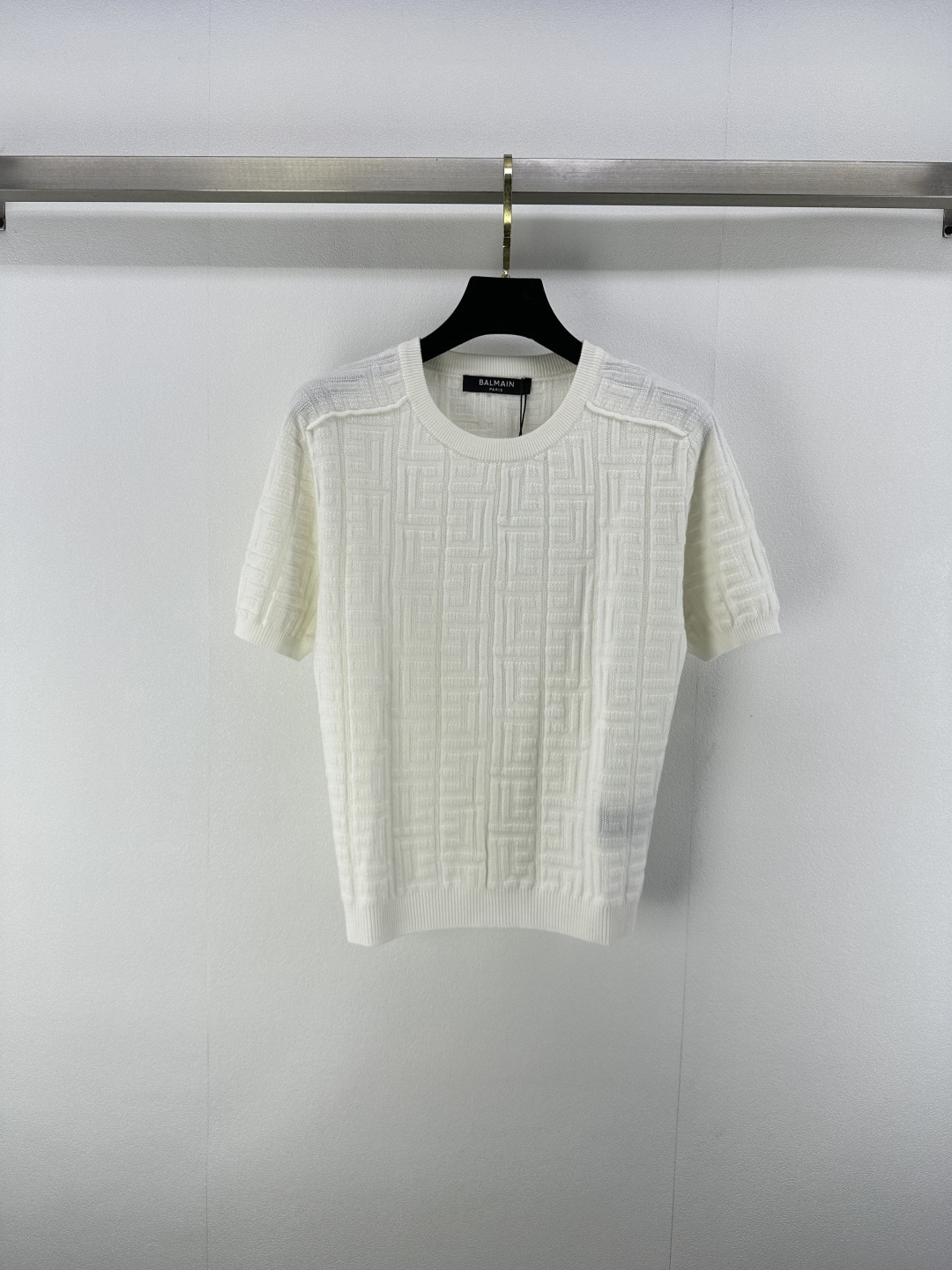 NO:433906,New details on Balmai* 25 Spring and summer new knitted round neck presbyterian short sleeves Classic brand logo pattern Presbyterian jacquard decoration slim and elastic style highlights the figure Elegant dressing temperament Easy to control during daily travel or party 1 color 3 code SML, balmain, T-shirt, alexander wang19860909Balmai*上新细节 25 春夏新款针织圆领老花短袖 经典品牌logo图案老花提花装饰修身弹力版型突显身材 穿搭气质优雅 日常出行或聚会轻松驾驭 1色3码SML,,balmain,T-shirt,alexander wang,Women's clothing