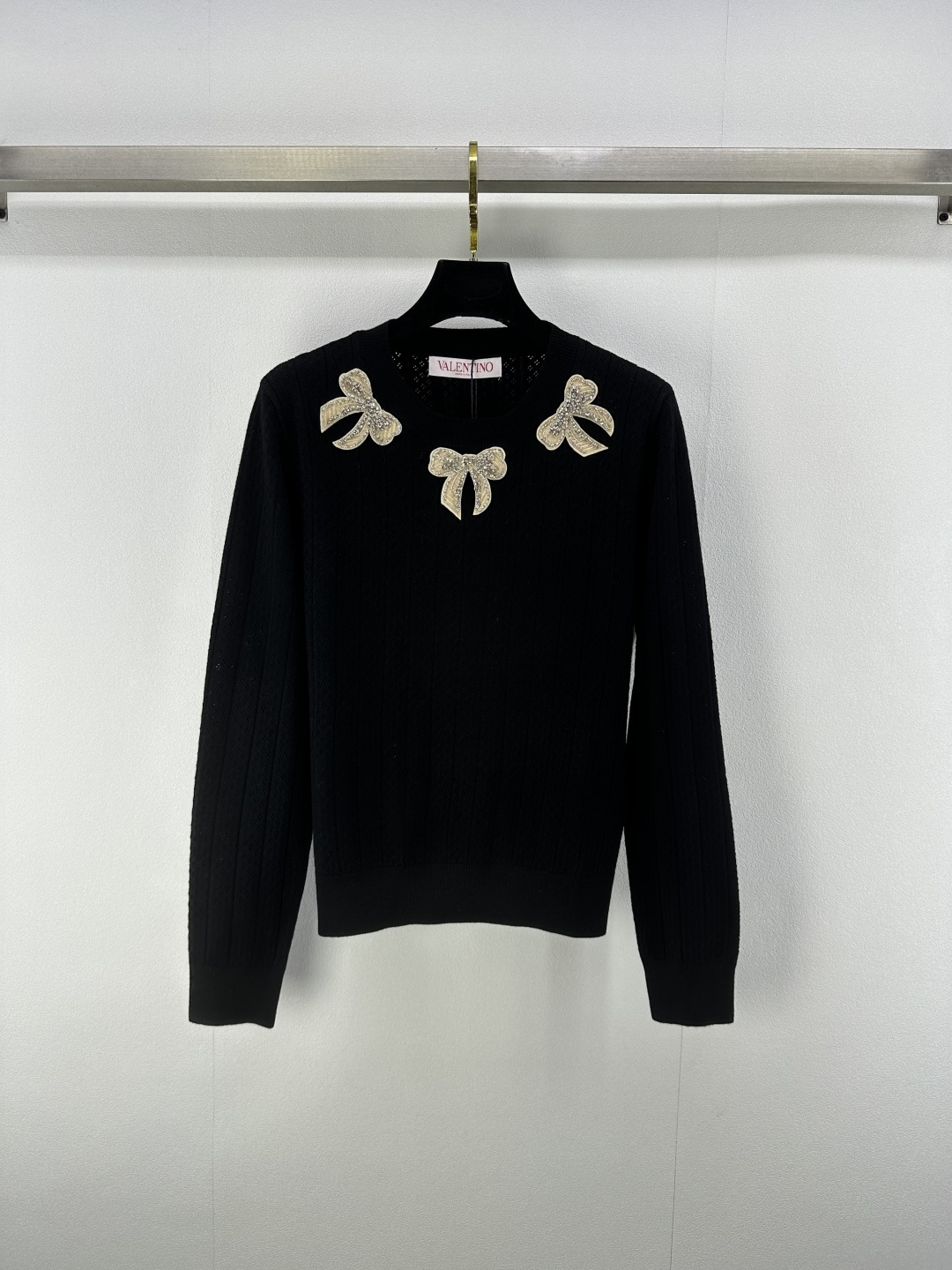 NO:433924,New details on Valentin* 25 New summer bow-cut knitted long sleeves Customized YB blended yarn weaving Delicate texture Soft and comfortable Knitted long sleeve cuts Fine knitted outline hollow vertical texture Paired with threaded elastic edges to add exquisite tone Elastic fabrics Regular styles to create fashionable and academic temperament Slimming and inclusive figures Collar wrap-around embellishment rhinestone bow decoration Show brand tone Vertical styles Not picky about age skin tones Match skirts and trousers Aim to age-reducing retro style 1 color 3 SML, valentino, skirts, alexander wang19860909Valentin*上新细节 25 夏季新款蝴蝶结镂空针织长袖 定制YB混纺纱线织造 细腻肌理 柔软舒适 针织长袖裁剪 通体细密针织勾勒出镂空竖排纹理 搭配螺纹弹力包边增添精致调性 弹性十足的面料 常规版型穿出时髦学院气质 显瘦包容身材 领口环绕式点缀水钻蝴蝶结装饰 展示品牌调性 百搭款式不挑年龄肤色 搭配裙装裤装 适配减龄时髦复古风格 1色3码SML,,valentino,skirts,alexander wang,Women's clothing