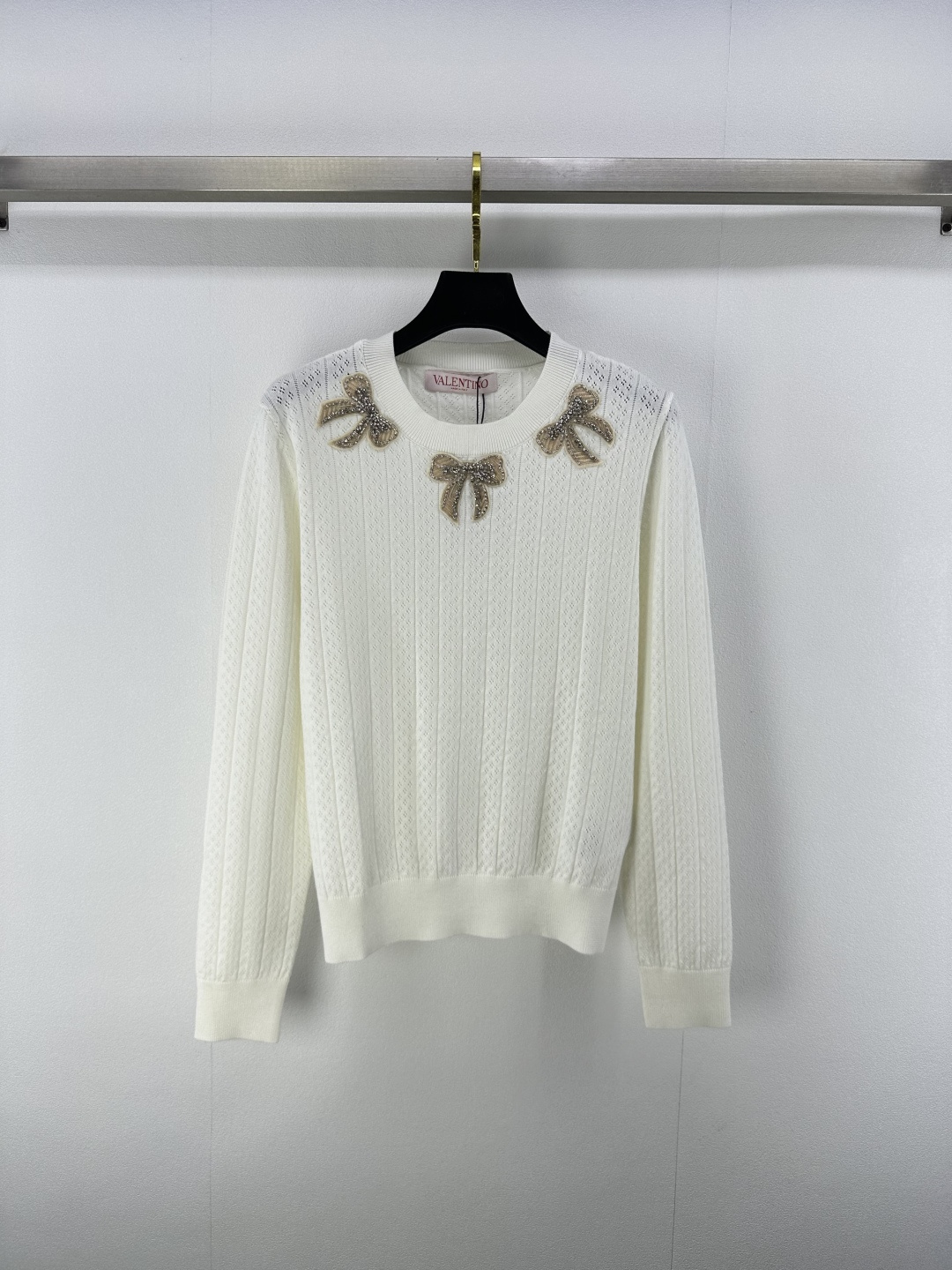 NO:433927,New details on Valentin* 25 New summer bow-cut knitted long sleeves Customized YB blended yarn weaving Delicate texture Soft and comfortable Knitted long sleeve cuts Fine knitted outline hollow vertical texture Paired with threaded elastic edges to add exquisite tone Elastic fabrics Regular styles to create fashionable and academic temperament Slimming and inclusive figures Collar wrap-around embellishment rhinestone bow decoration Show brand tone Vertical styles Not picky about age skin tones Match skirts and trousers Aim to age-reducing retro style 2 colors 3 SML, valentino, skirts, alexander wang19860909Valentin*上新细节 25 夏季新款蝴蝶结镂空针织长袖 定制YB混纺纱线织造 细腻肌理 柔软舒适 针织长袖裁剪 通体细密针织勾勒出镂空竖排纹理 搭配螺纹弹力包边增添精致调性 弹性十足的面料 常规版型穿出时髦学院气质 显瘦包容身材 领口环绕式点缀水钻蝴蝶结装饰 展示品牌调性 百搭款式不挑年龄肤色 搭配裙装裤装 适配减龄时髦复古风格 2色3码SML,,valentino,skirts,alexander wang,Women's clothing