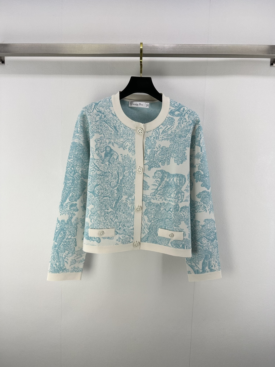 NO:434271,:1 Dio* new details 25 New summer jacquard knitted cardigan Customized YB imported yarn weaving texture high-quality comfortable round neck knitted cardigan cut full of animal and plant natural jacquard pattern neckline sleeve hem thread edge contrast color playful and fashionable style five-pointed star round buckle decoration highlights the brand tone highlights the high-end outfit light luxury and fashionable, single-fitting layering is available. The first choice for fashion outfits in all seasons 1 color 3 code SML, dior, alexander wang19860909:1 Dio*上新细节 25 夏季新品提花针织开衫 定制YB进口纱线织造 质感高级舒适 圆领针织开衫剪裁 通体满铺动植物自然丛林元素提花图案 领口袖子衣摆螺纹包边撞色 风格俏皮洋气 五角星圆扣装饰 彰显品牌调性 凸显穿搭高级感 轻奢时髦 单穿叠穿均可 四季时尚穿搭首选 1色3码SML,,dior,alexander wang,Women's clothing